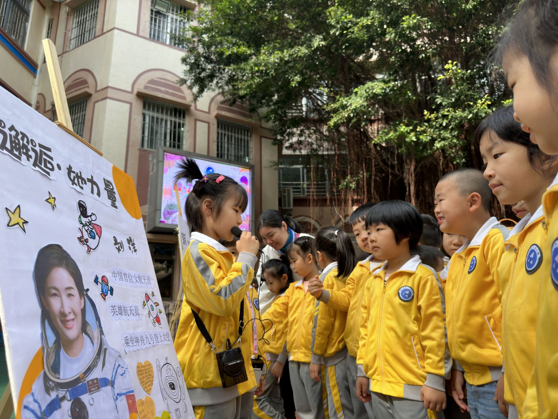 市三幼舉辦“遇見(jiàn)·她力量”巾幗芳華展