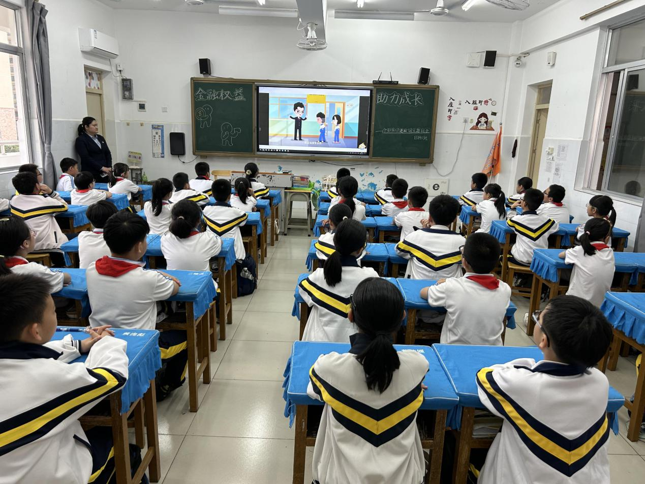 <span>郵儲銀行湛江市赤坎支行“郵愛課堂”守護(hù)少年成長路</span>