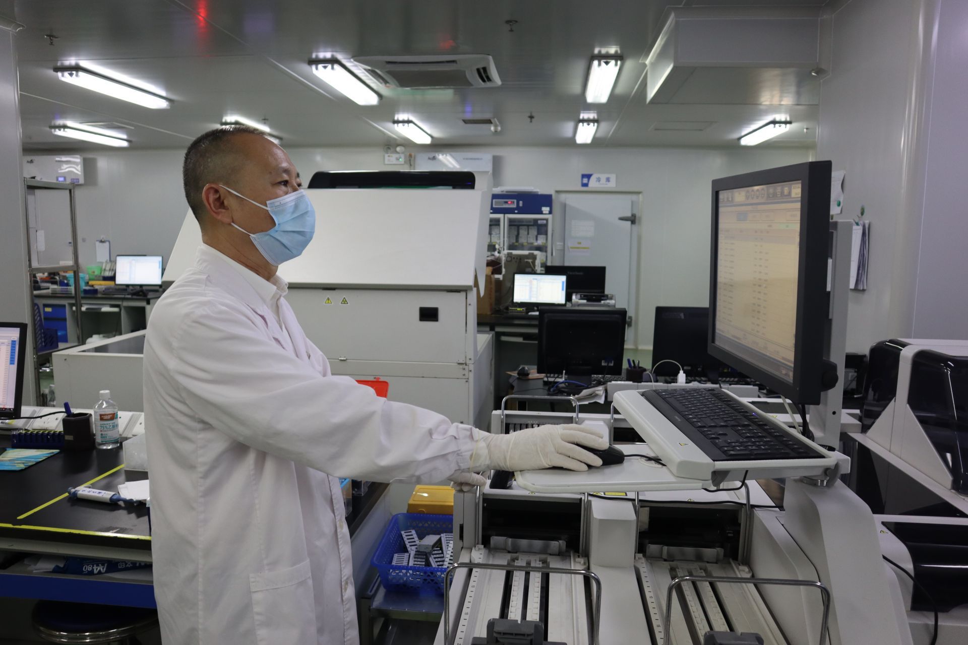 广东省劳动模范陈志伟：援非光荣他添光彩，检验镜旁的守护者