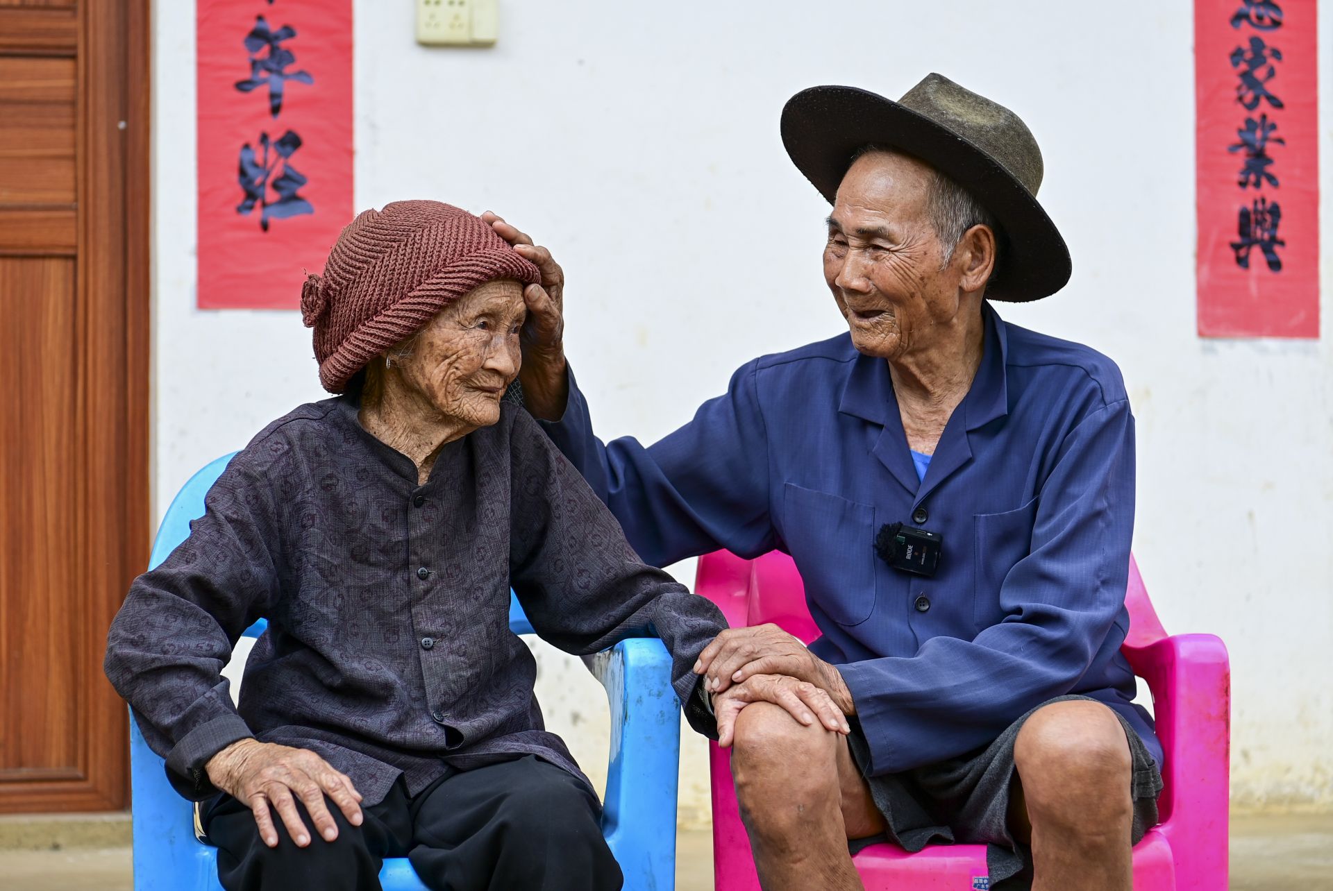 长寿之乡淳朴且浪漫的幸福样本：百岁夫妻执手恩爱八十余载