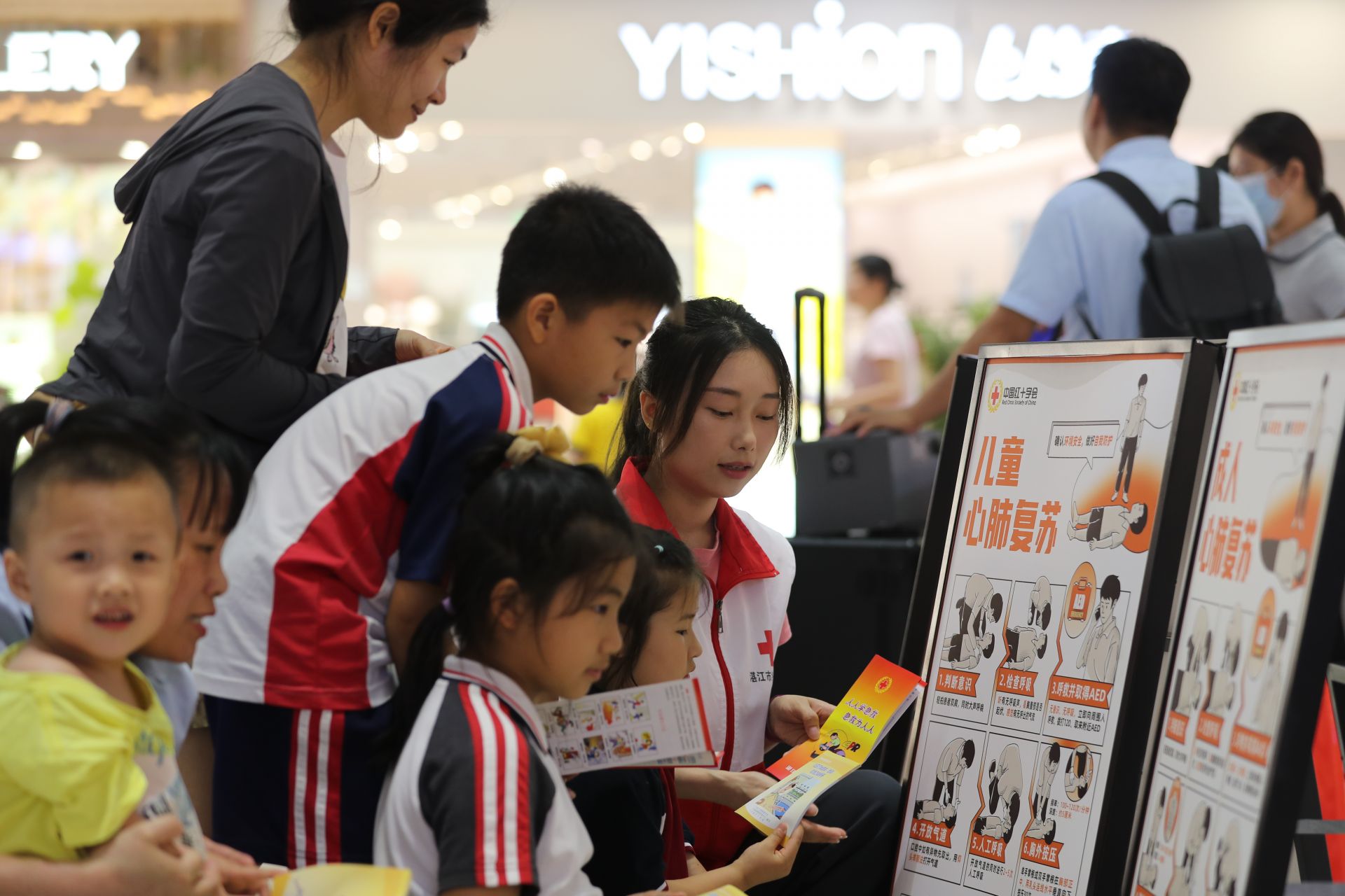 我市举办2025年“红十字博爱周”主题宣传活动