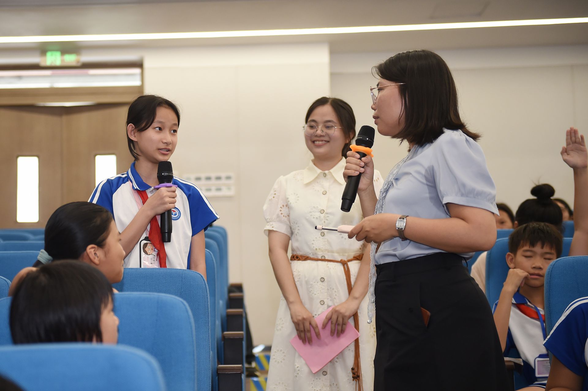 书香润童心 红树林畔话写作——湛江作家进校园活动点亮文学梦想