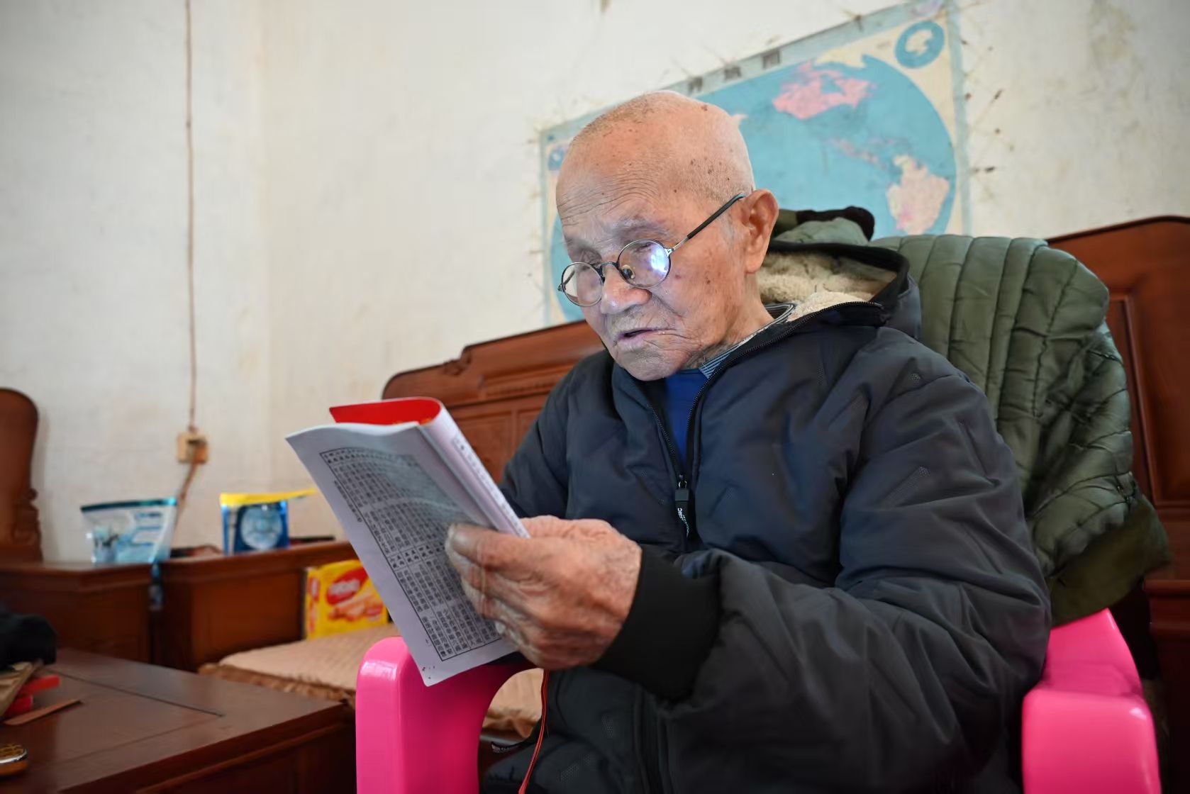 雷州北和镇调罗村104岁老人黄淑度的幸福生活：勤劳作 喜看书 心向阳