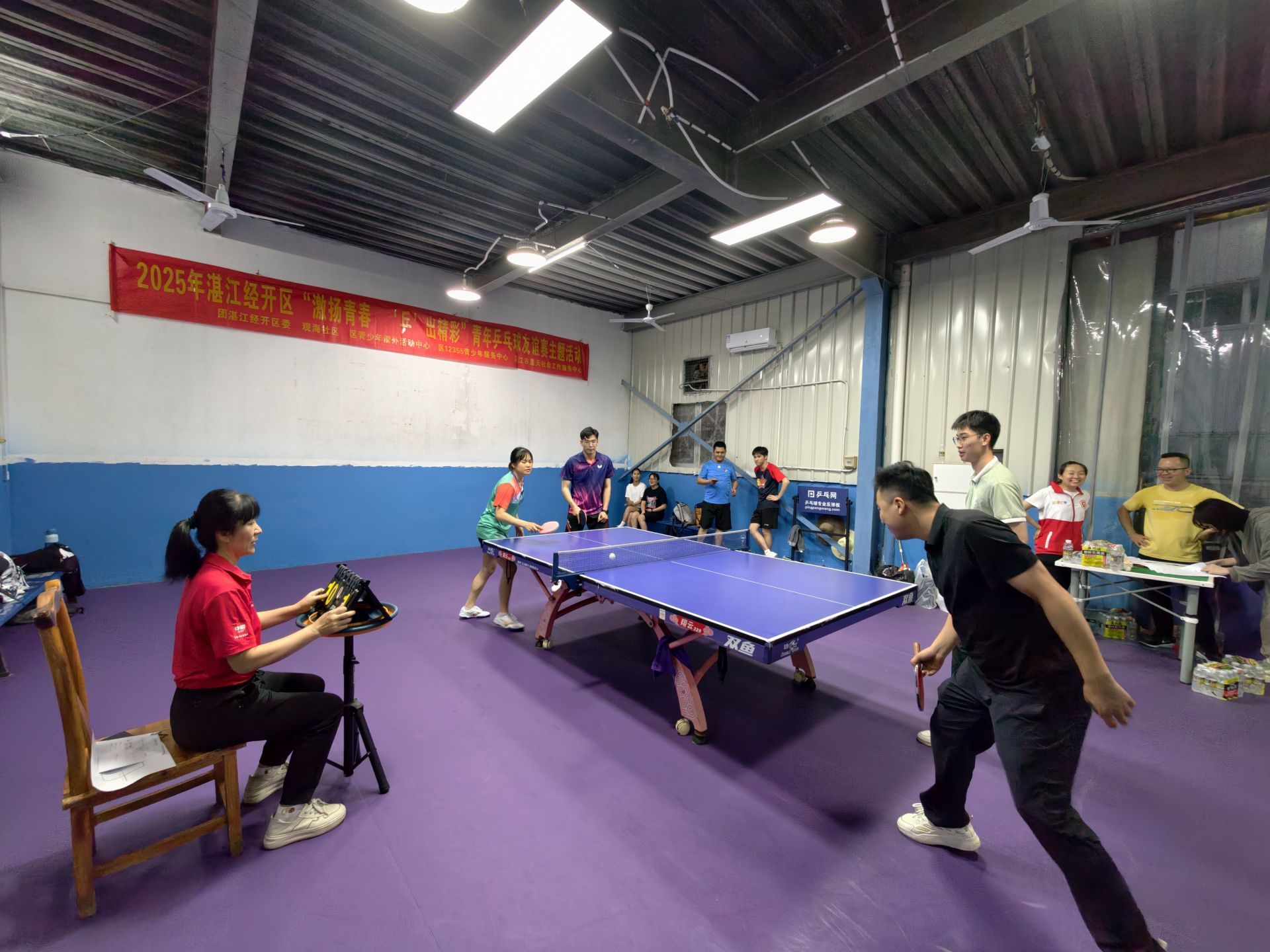 湛江经开区“乒出激情·搏出精彩”青年夜校乒乓球友谊赛举行