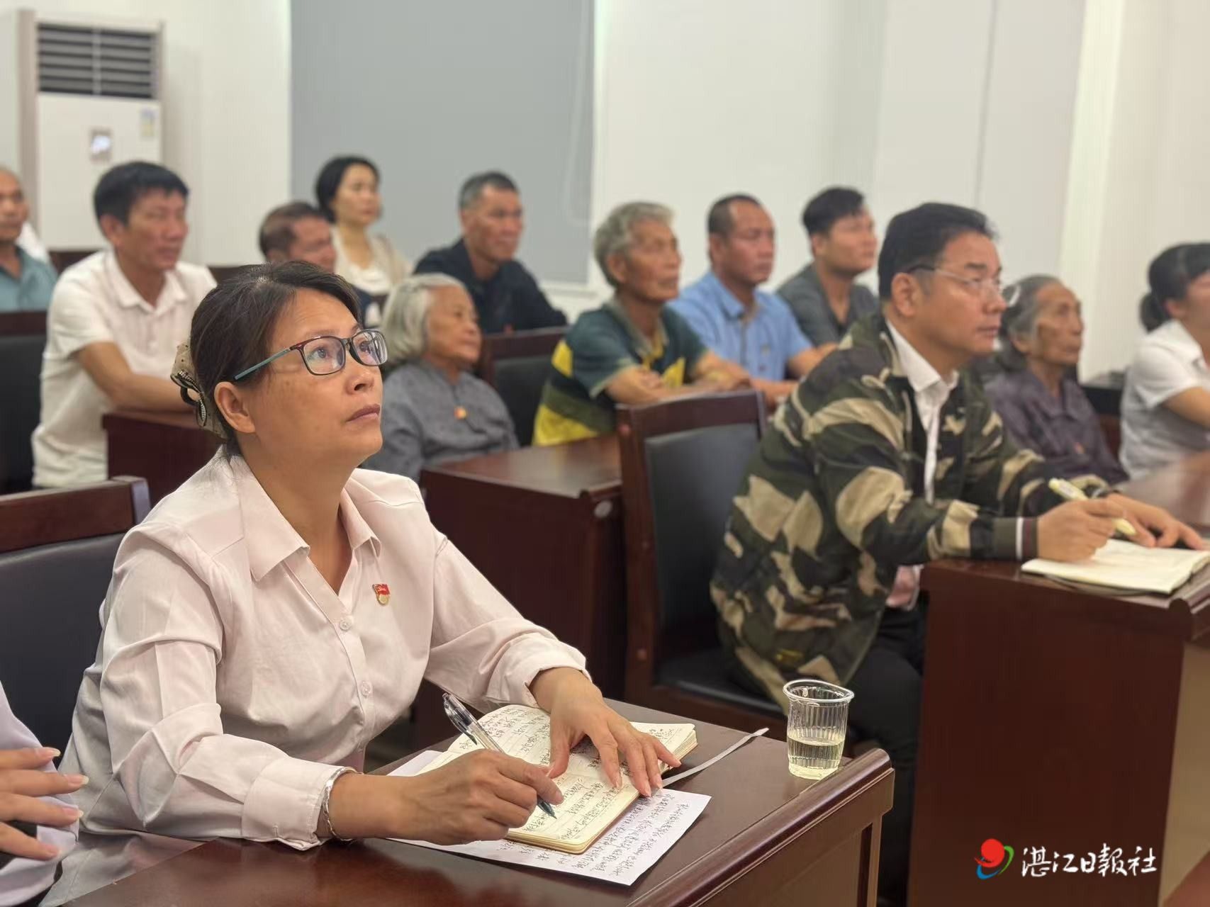 湛江组织村、社区党员收听收看“南粤党员大讲堂”专题辅导