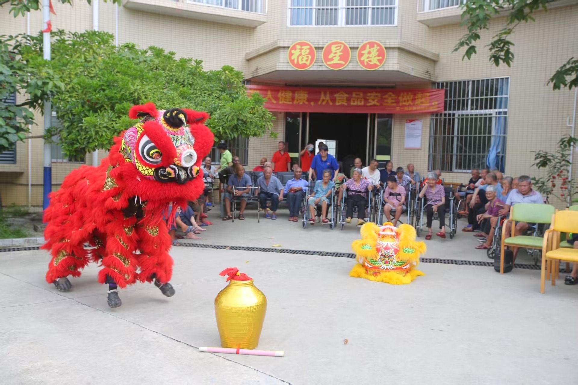 醒狮舞进敬老院