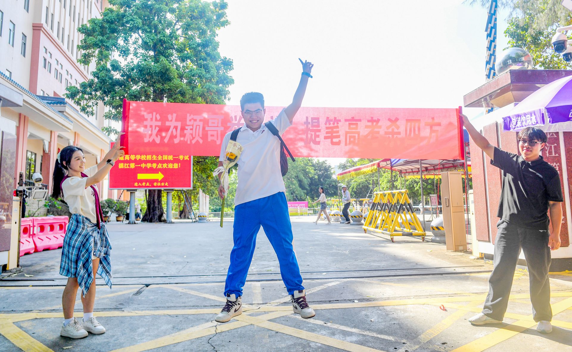 闯过“高考关” 释颜看夏花——昨日下午市区考场外掠影