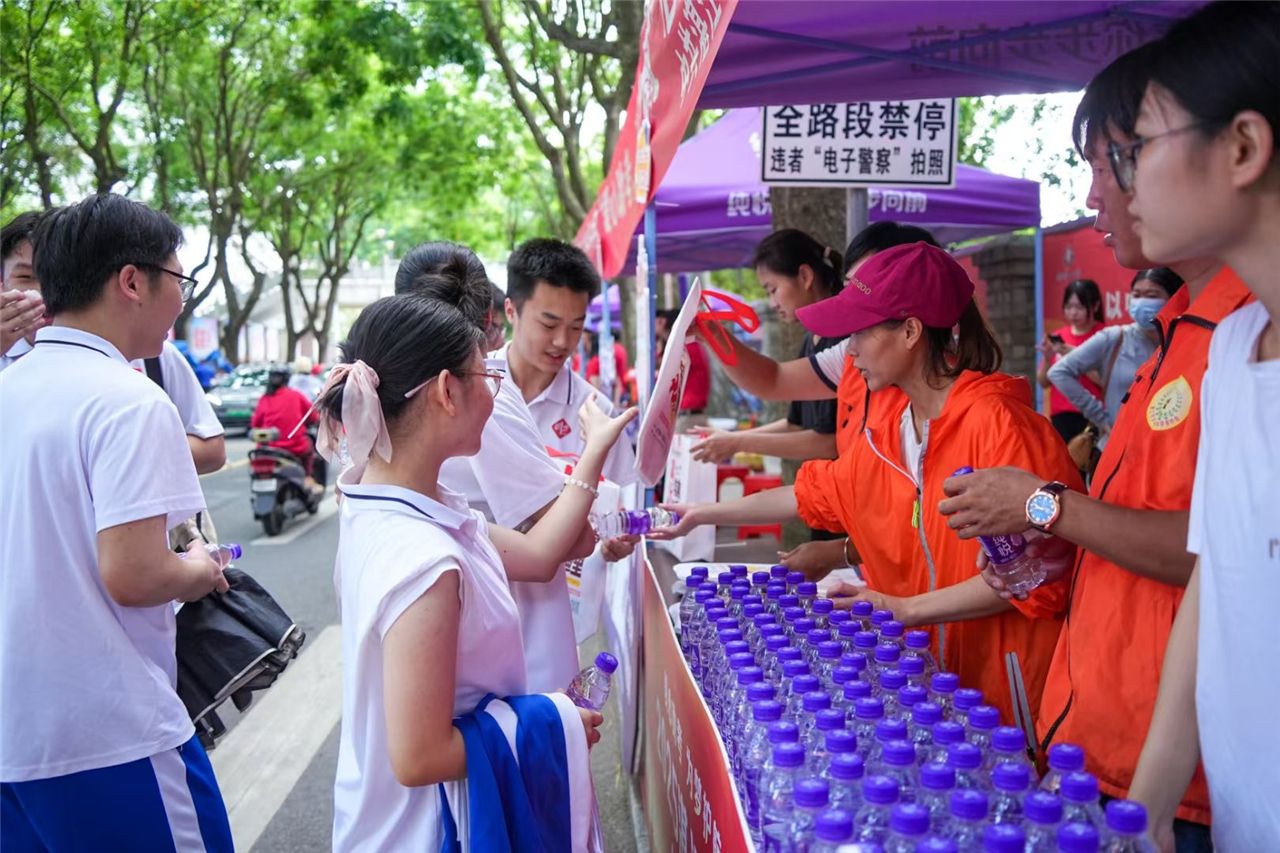 多方联动筑梦高考 赤坎志愿者暖心护航