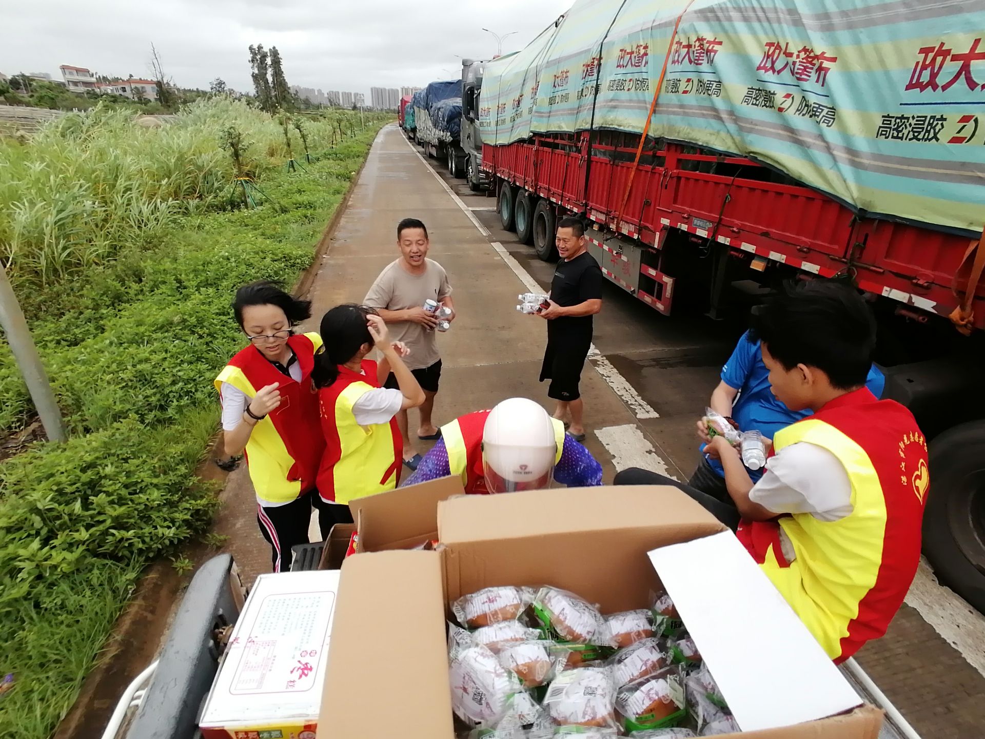 台风 "蝴蝶"来袭 徐闻志愿者逆风而行守护滞留旅客