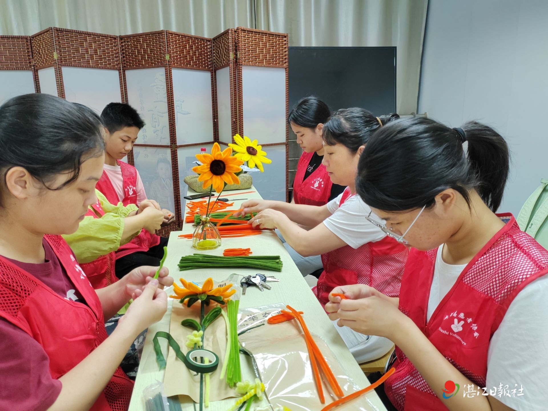  志愿者制作向日葵助力高考