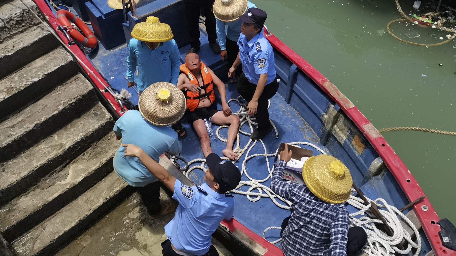 徐闻警民联手救起在台风中的海南落水父子