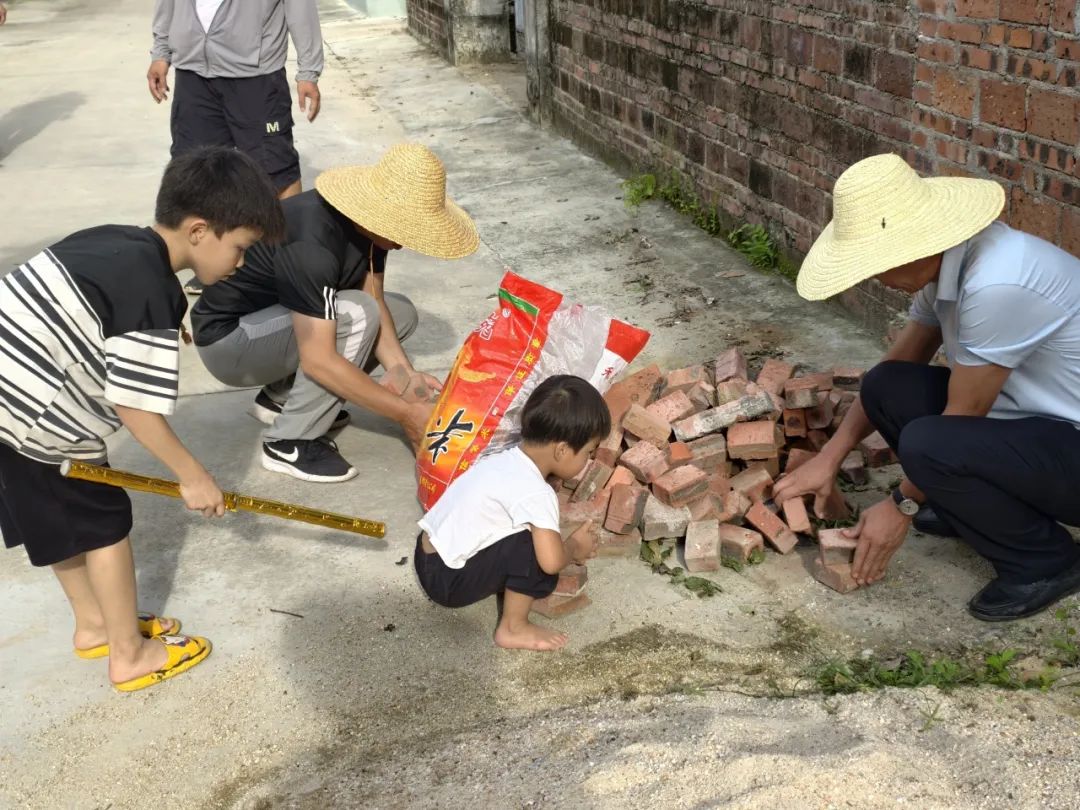 小童加入环境整治队伍.jpg