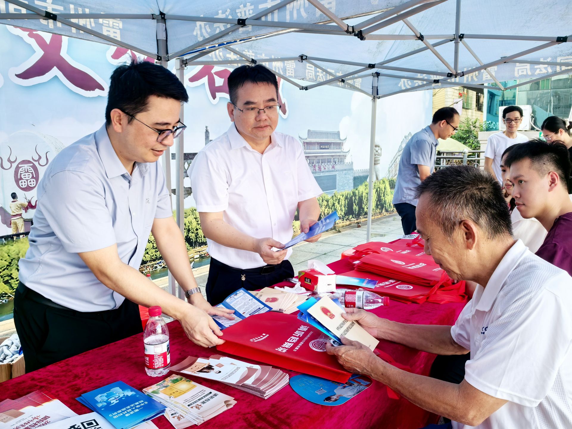 雷州市开展档案日宣传活动