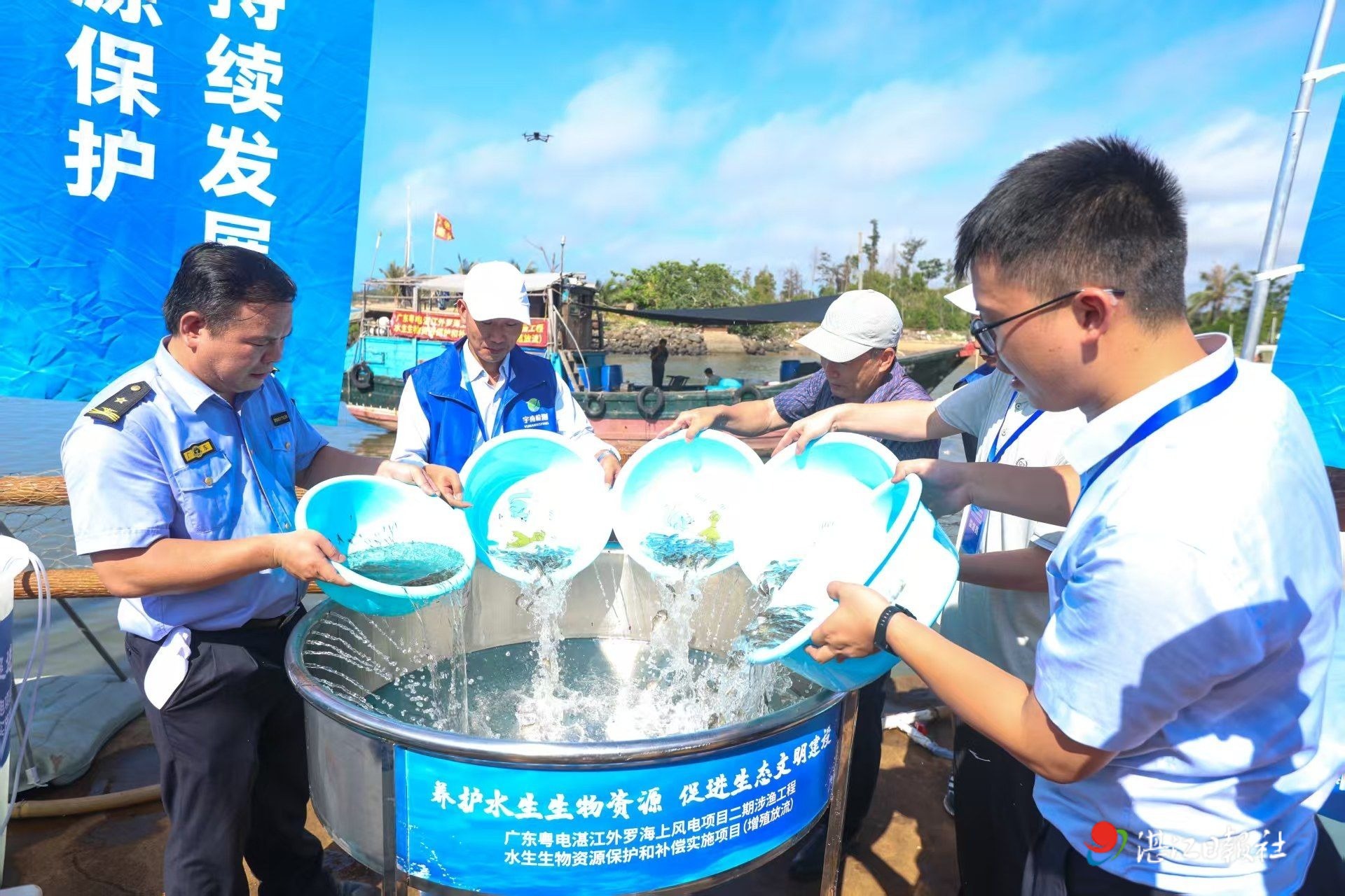 徐闻集中放流鱼虾苗近6000万尾