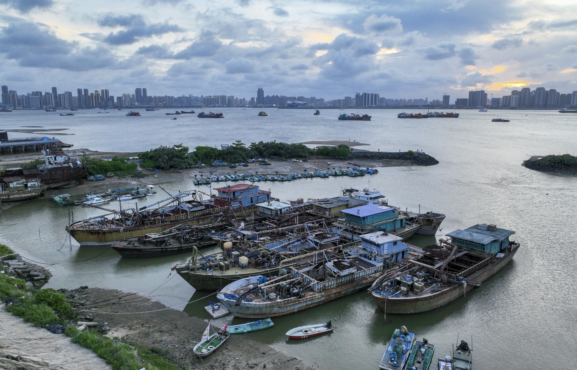 湛江港湾船舶有序回港避风