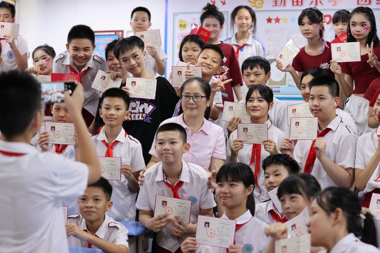 市八小举行六年级毕业典礼