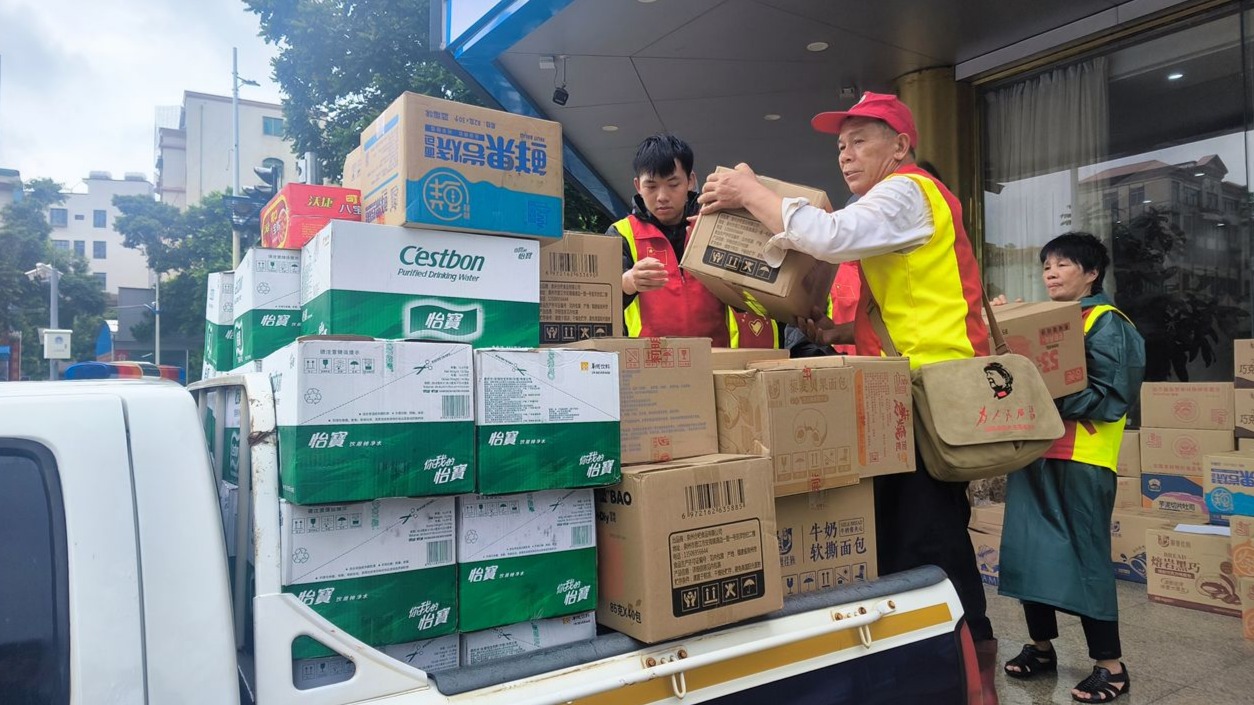 防风一线见闻：台风天暖流滚烫，徐闻爱心物资送上车