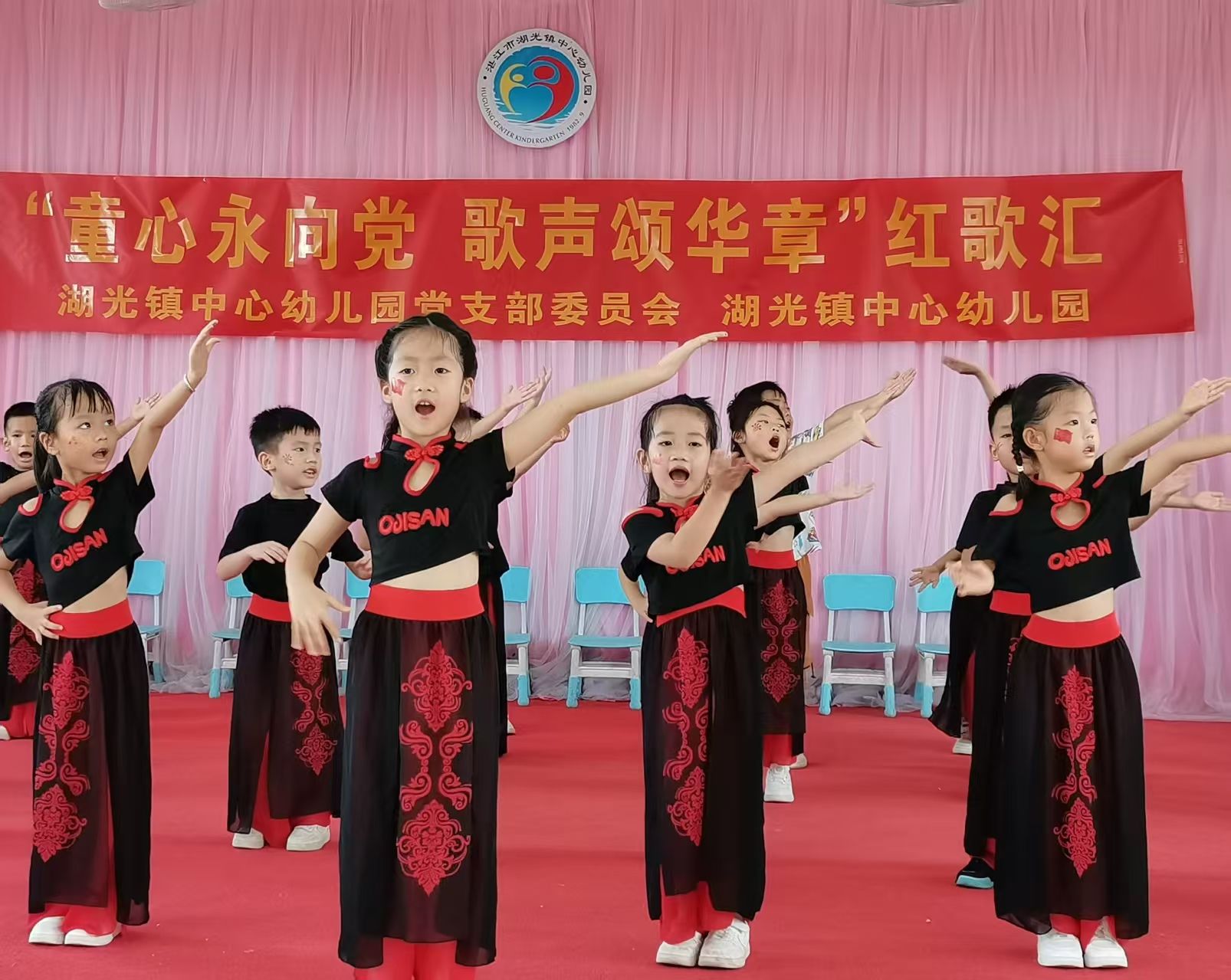 湖光镇中心幼儿园举办红歌汇