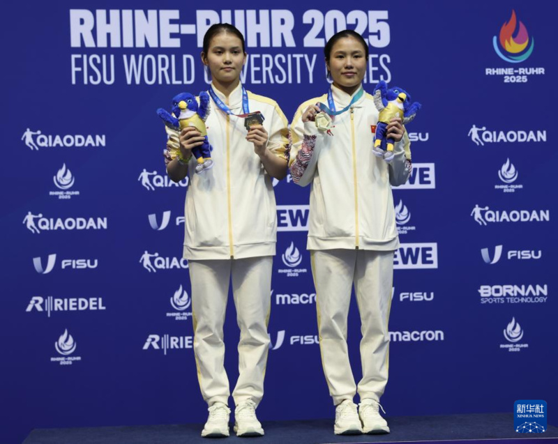 21岁湛江姑娘何妍伟获女双10米台冠军 夺得第32届世界大运会中国代表团首金