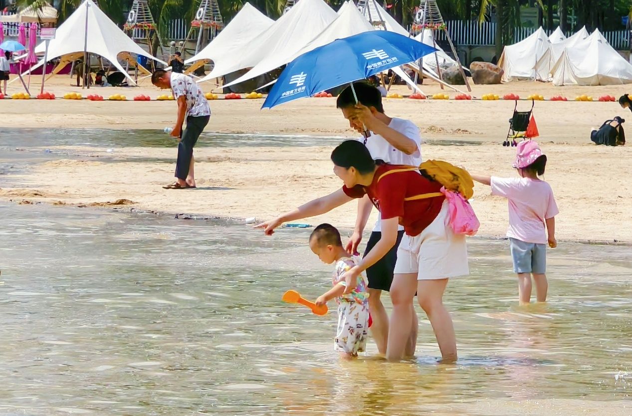 金沙灣海濱浴場成消暑勝地，市民盡享親水之樂