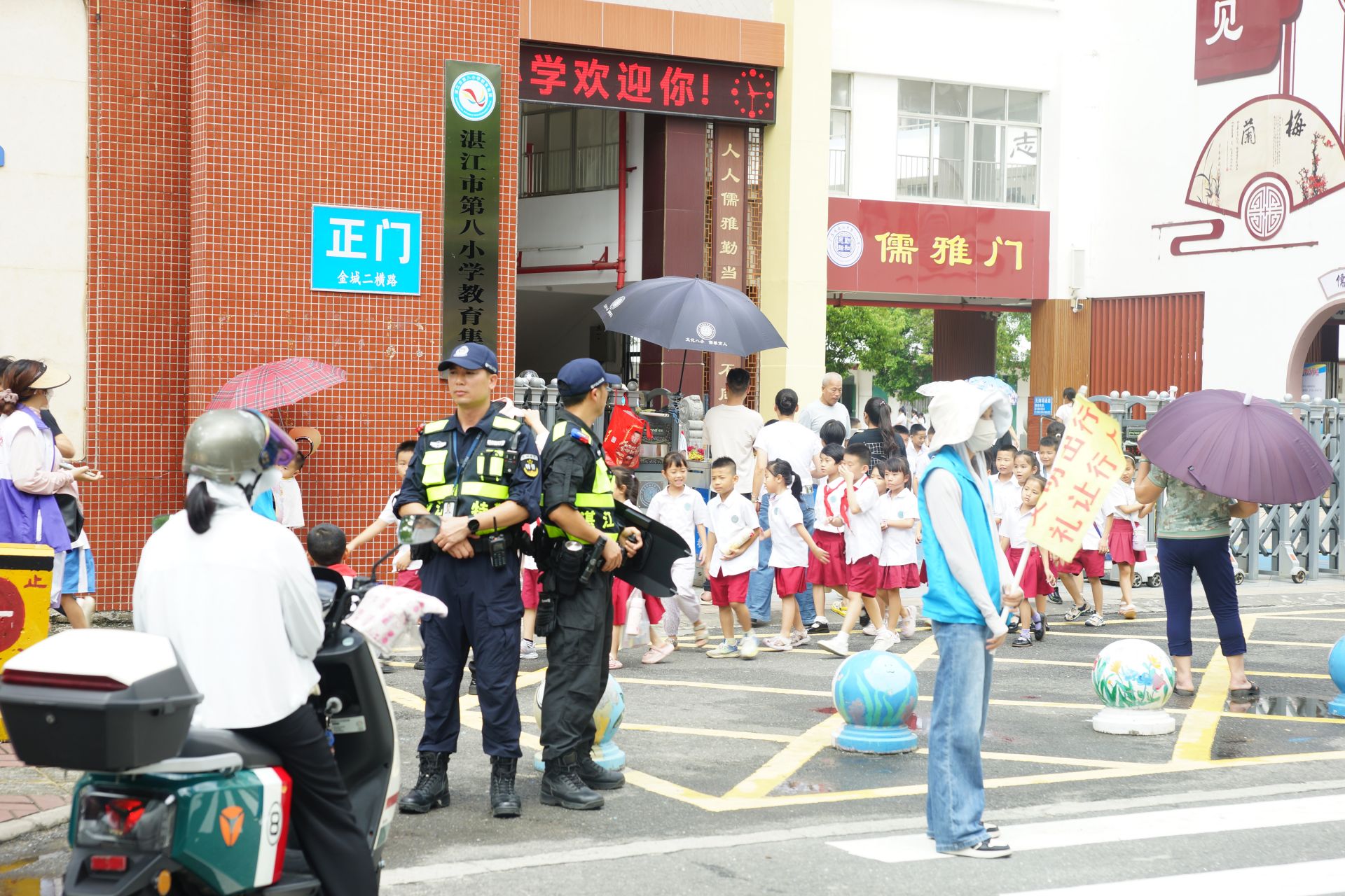 湛江公安：站好“護學崗”  撐起“平安傘”