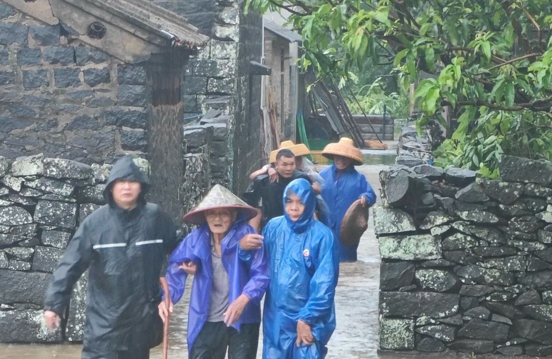 雷州市党员干部全力应对台风“韦帕”