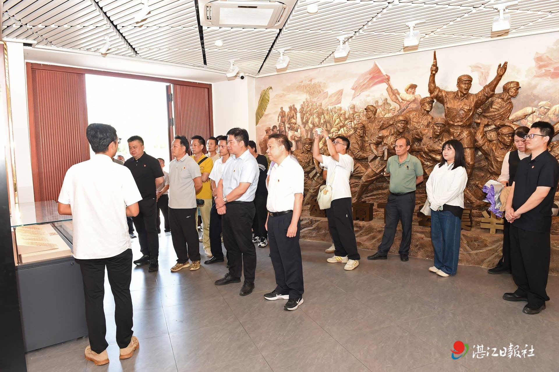发扬解放海南渡海作战精神，争当党媒系统性变革排头兵