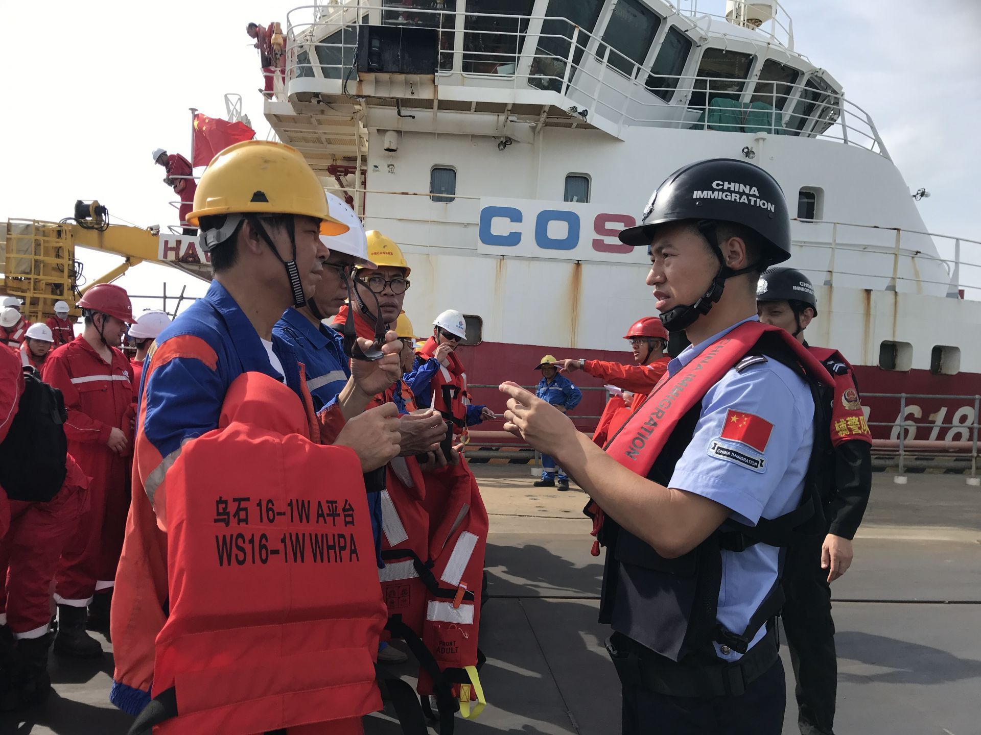 湛江边检站全力应对台风来袭  保障船舶安全移泊避风