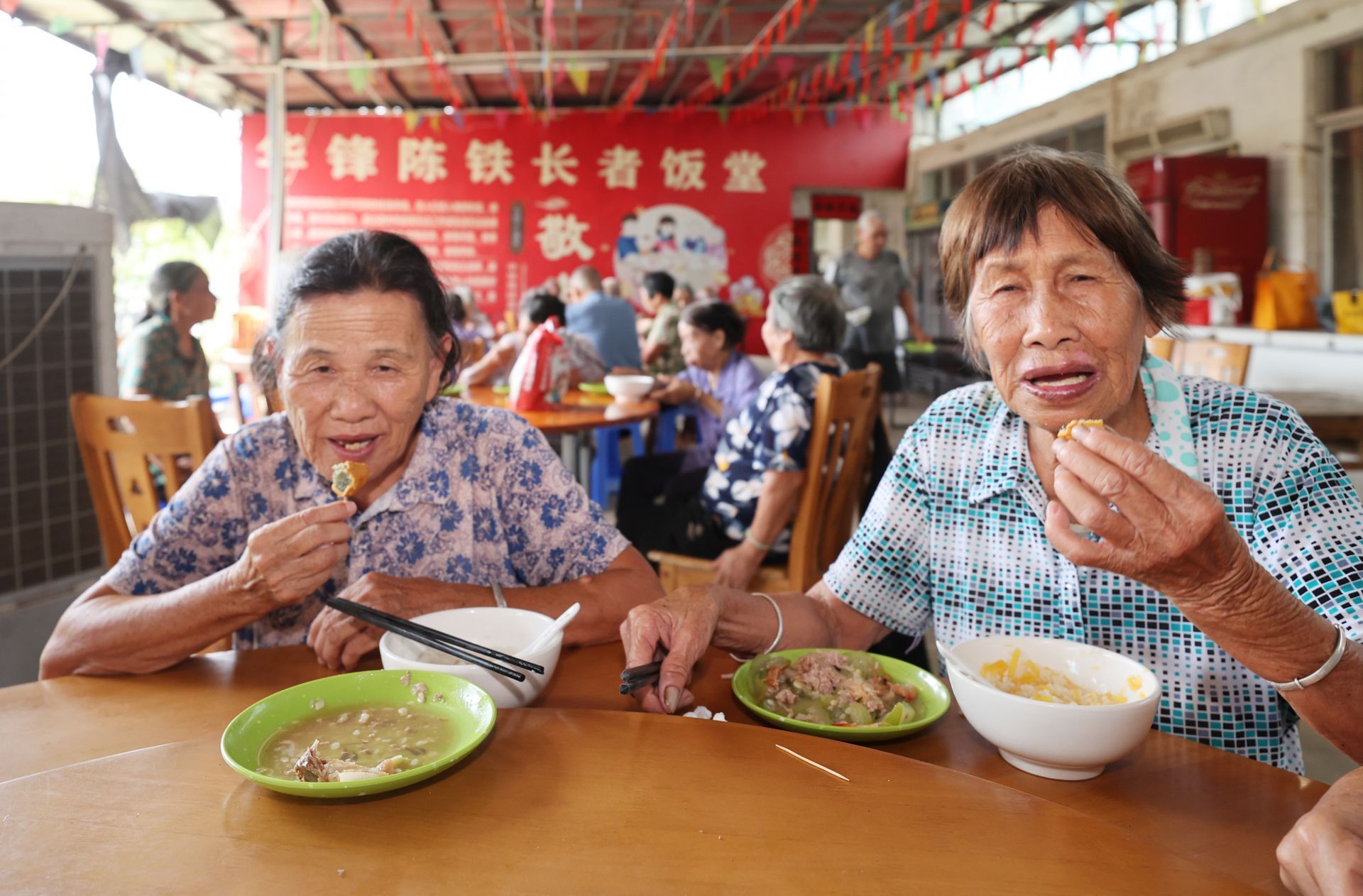 霞山：長者飯?zhí)蔑h香味  便民舉措惠萬家