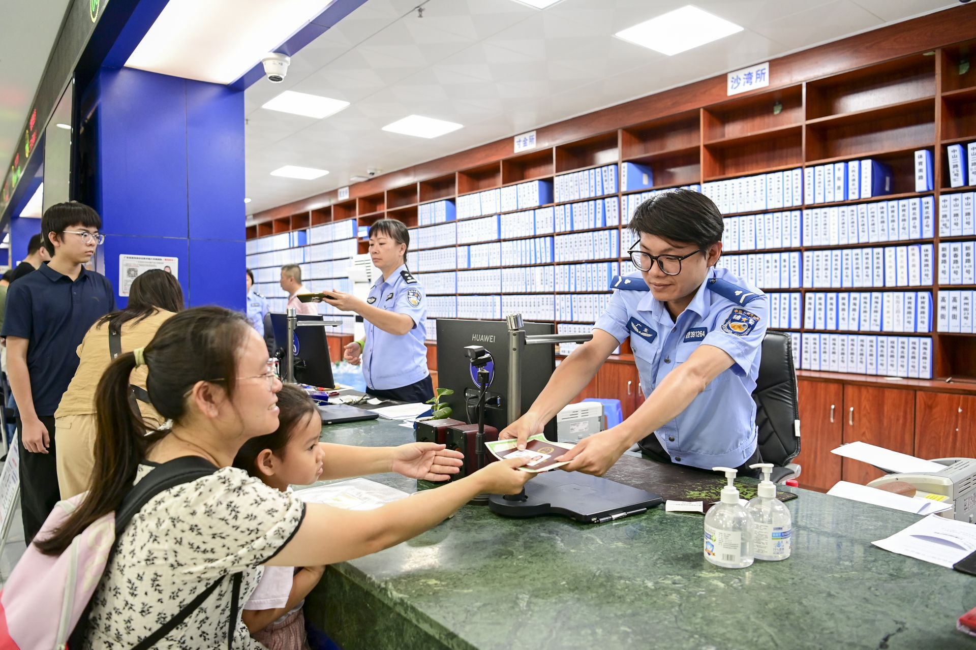 首批第二代身份证到期  湛江公安多举措方便市民换领