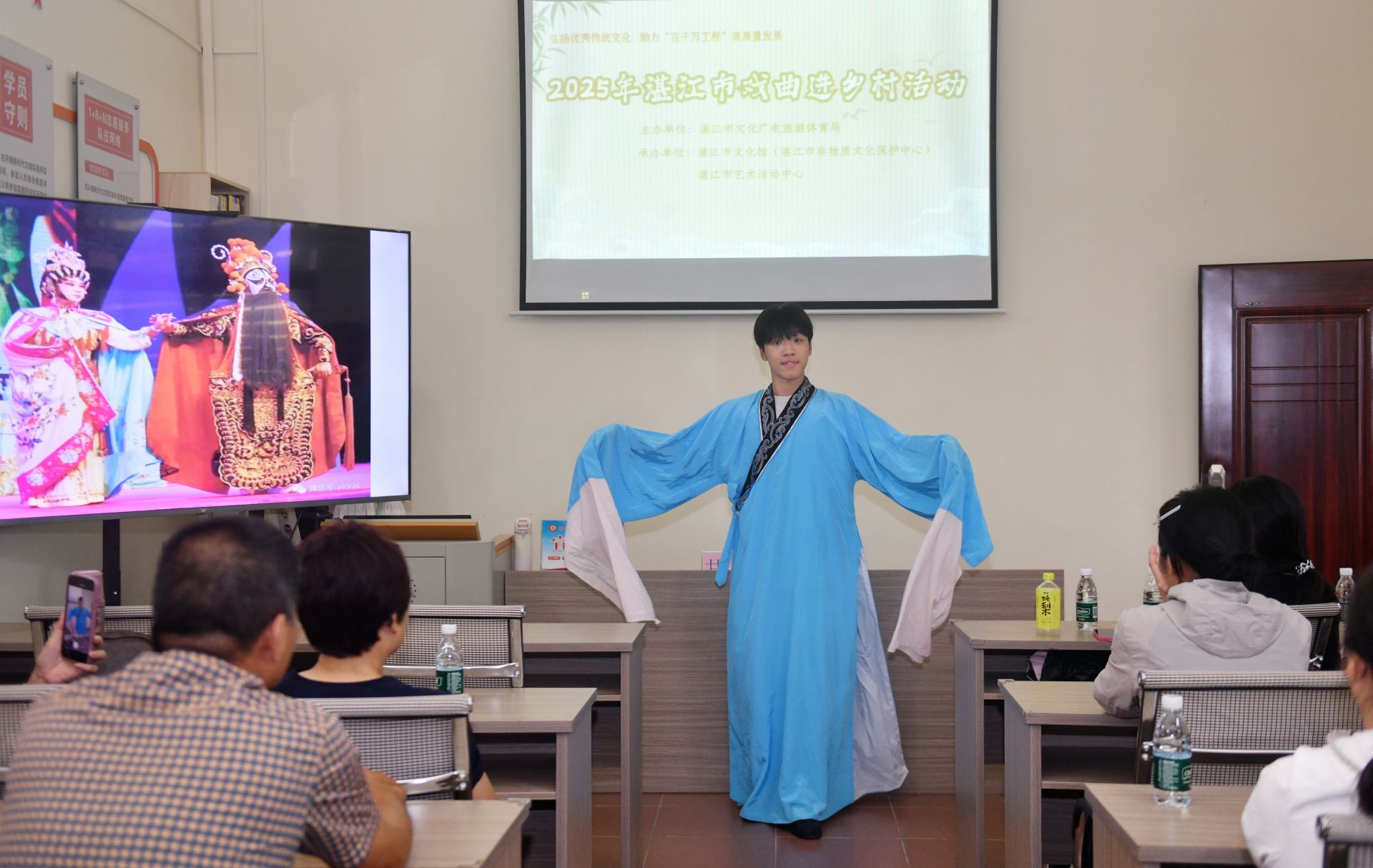 “戏曲进乡村活动”走进坡头区龙头镇