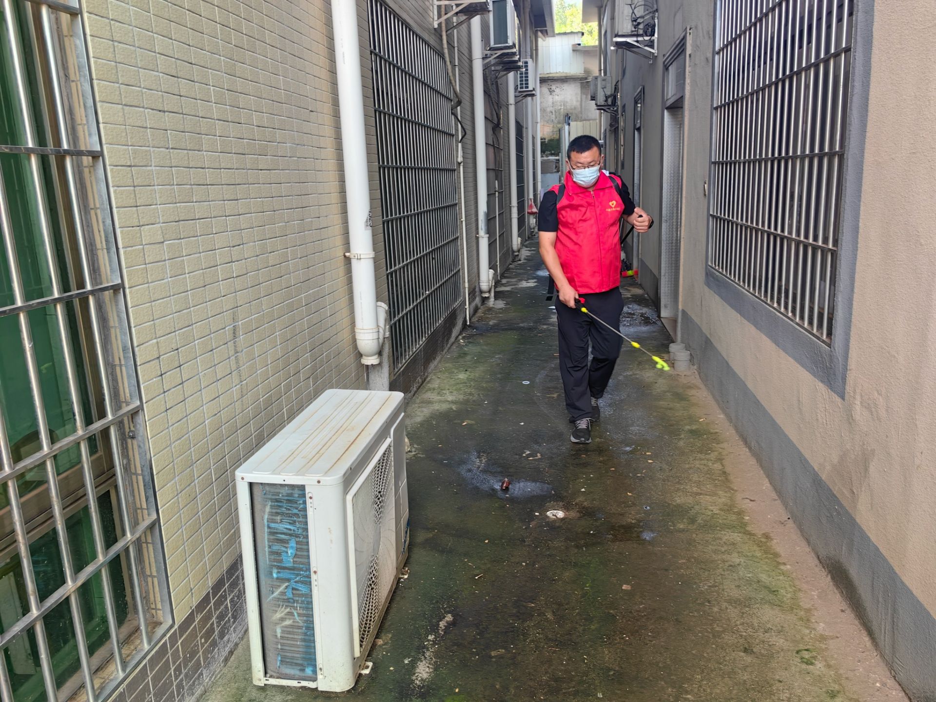 志愿消杀防疾病 守护老百姓健康