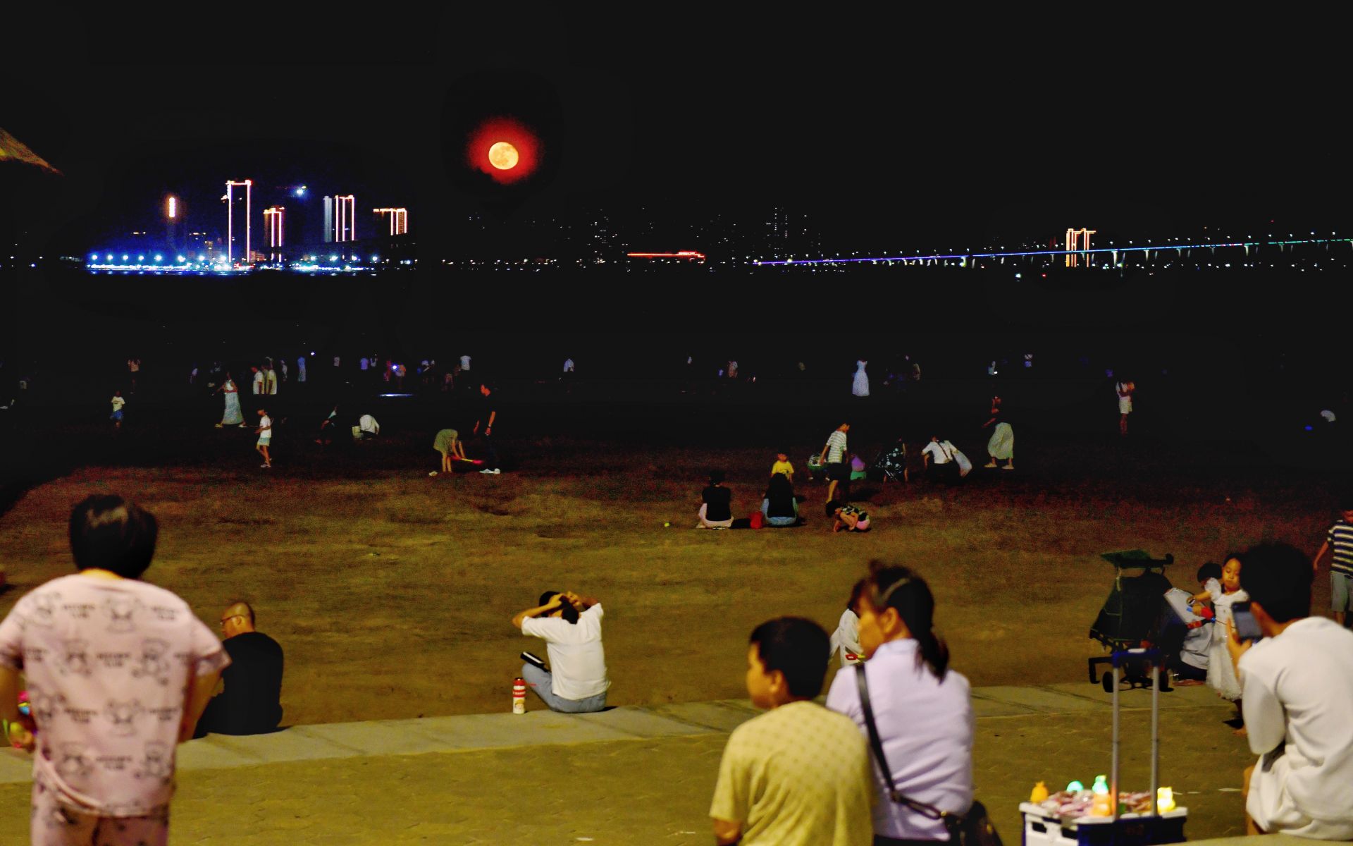 赤坎金沙湾：明月夜色引客来