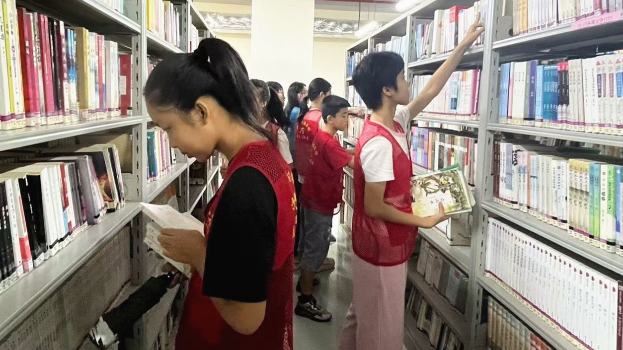 “小小图书管理员”上岗实践 诚信服务点亮书香暑期    