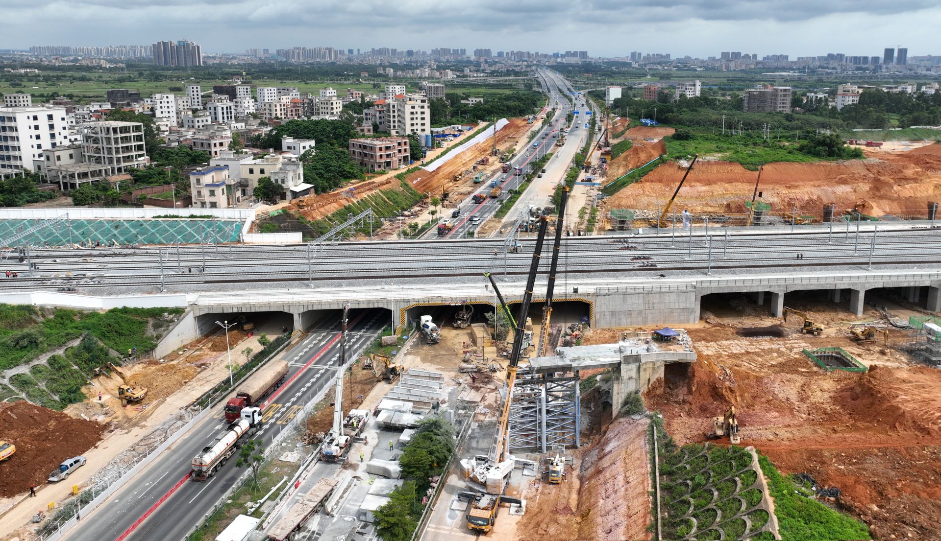 横跨湛江大道的X669跨线桥即将拆除完毕