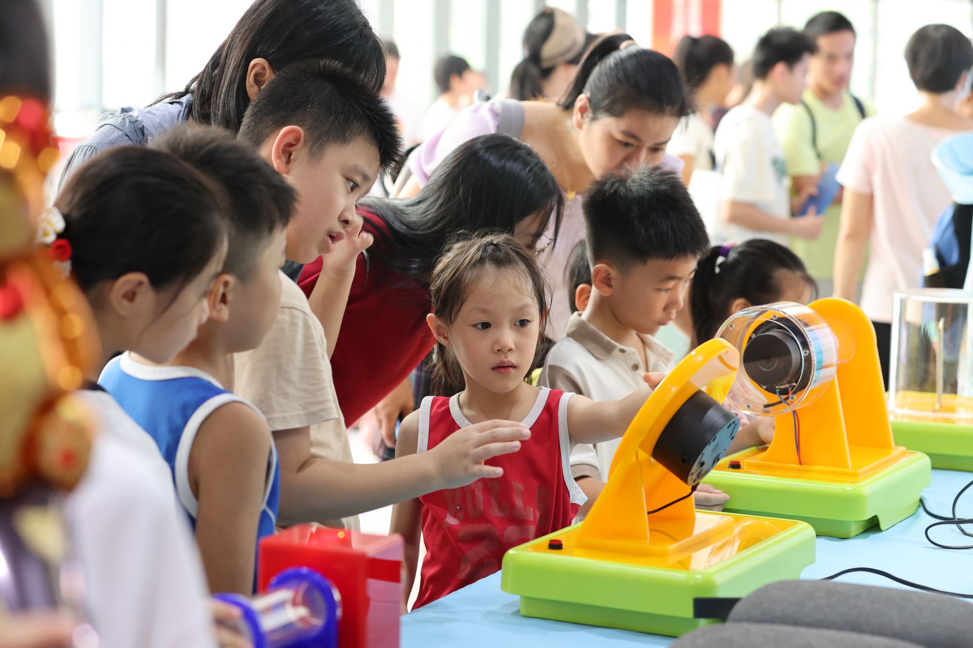 智阅未来・创享科技  青少年沉浸式感受科学魅力