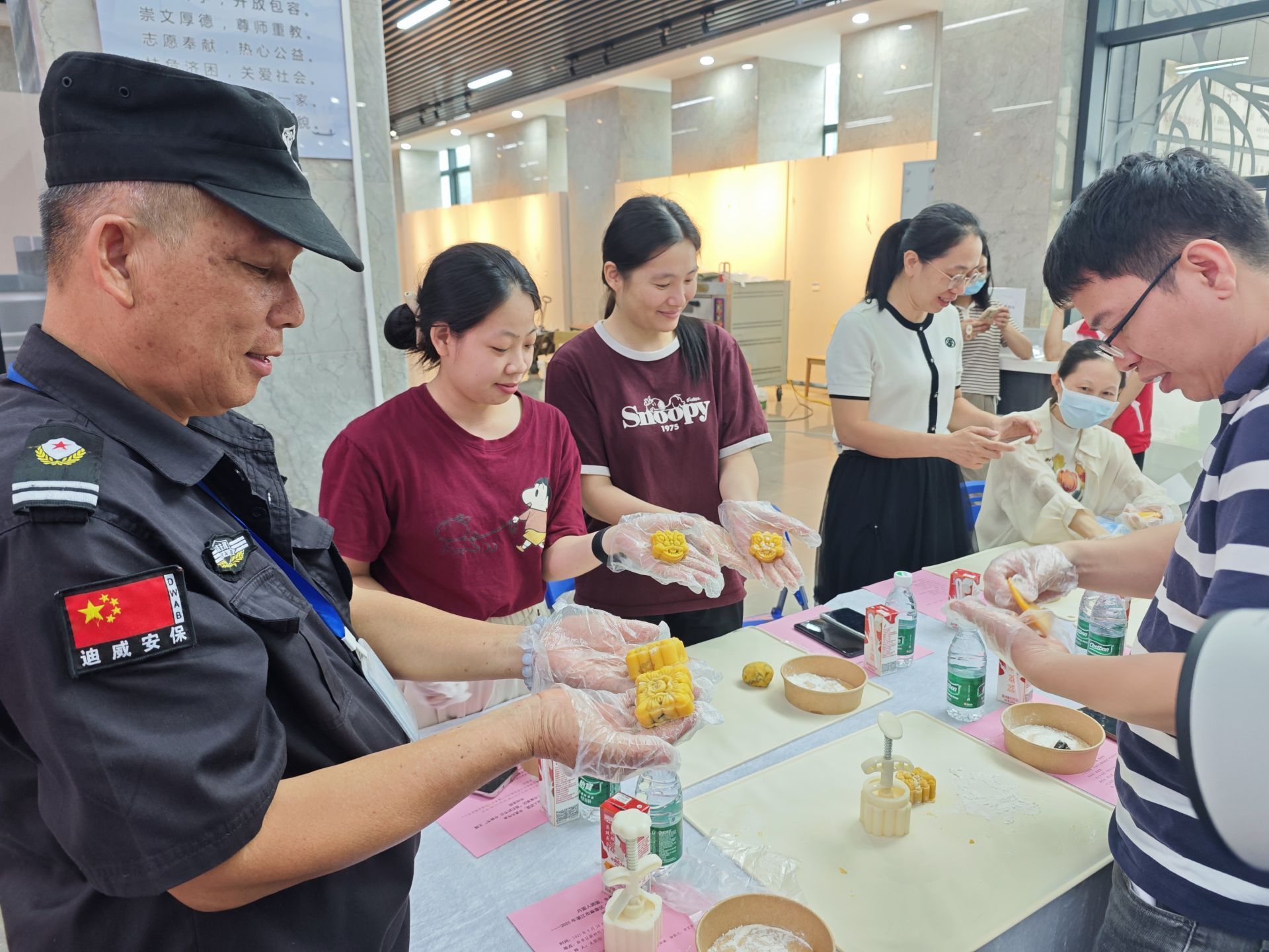 月饼香飘指尖 团圆情暖心间