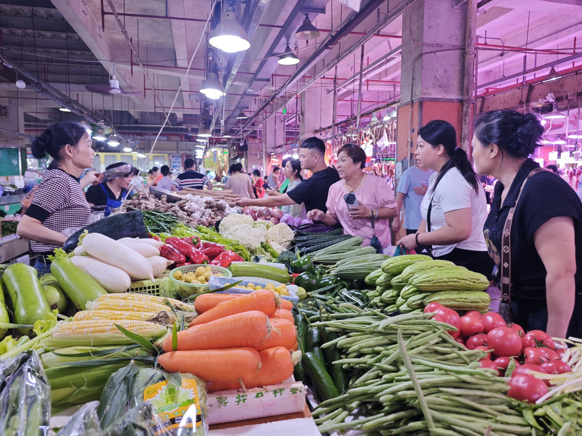 迎战超强台风“桦加沙”  市民采购物资忙  商超市场备货充足