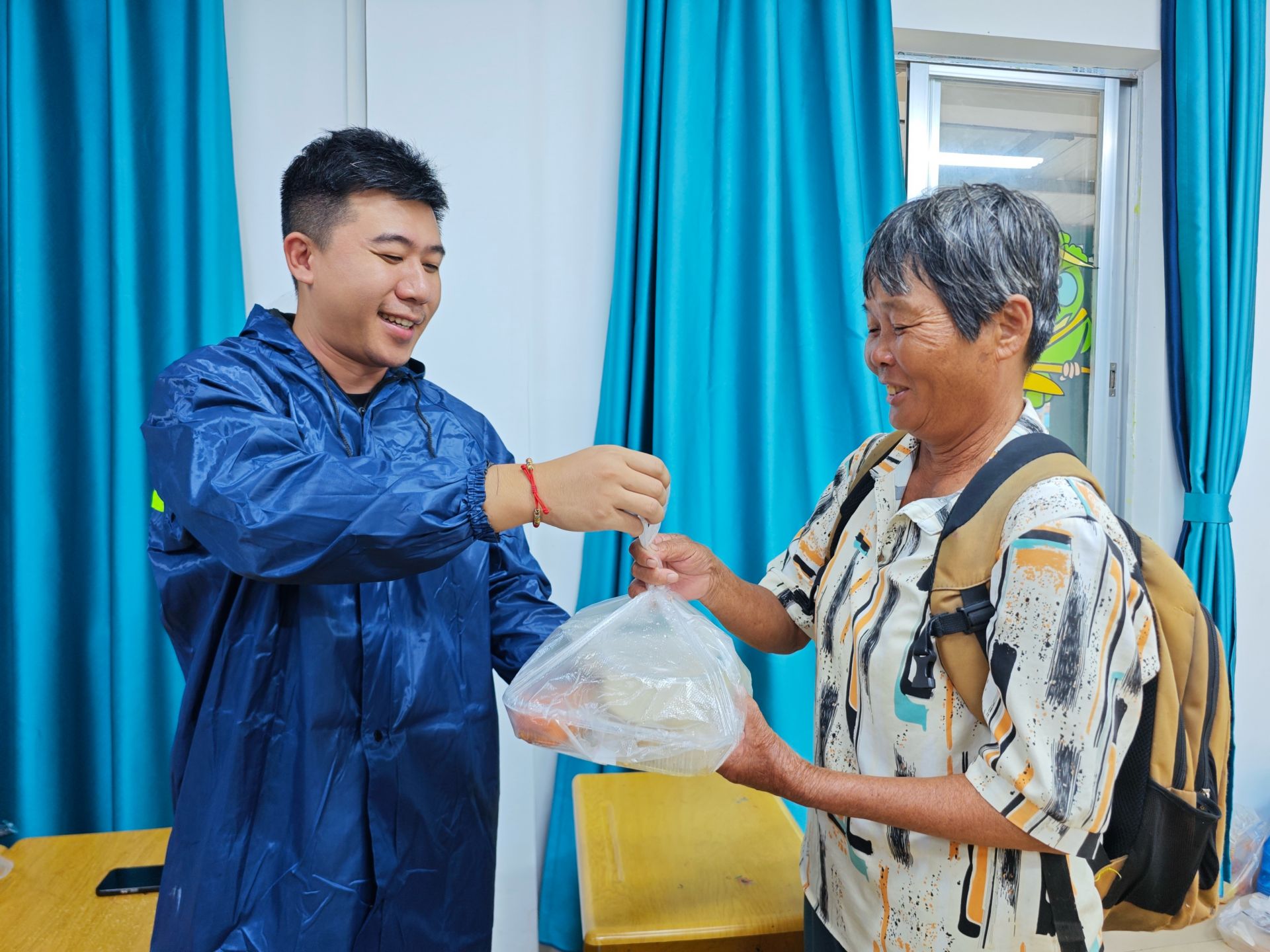 东海岛转移群众安置点暖心一幕幕