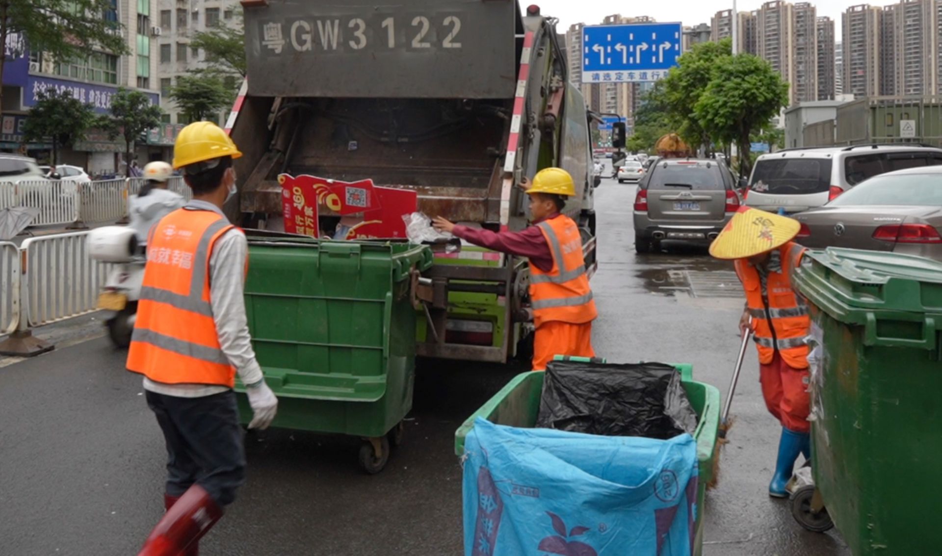 环卫工人清理城市垃圾