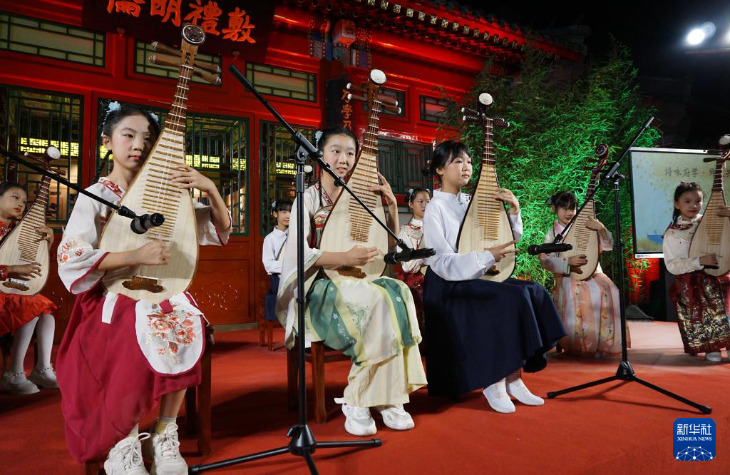 <span>学府诗韵诵中秋</span>