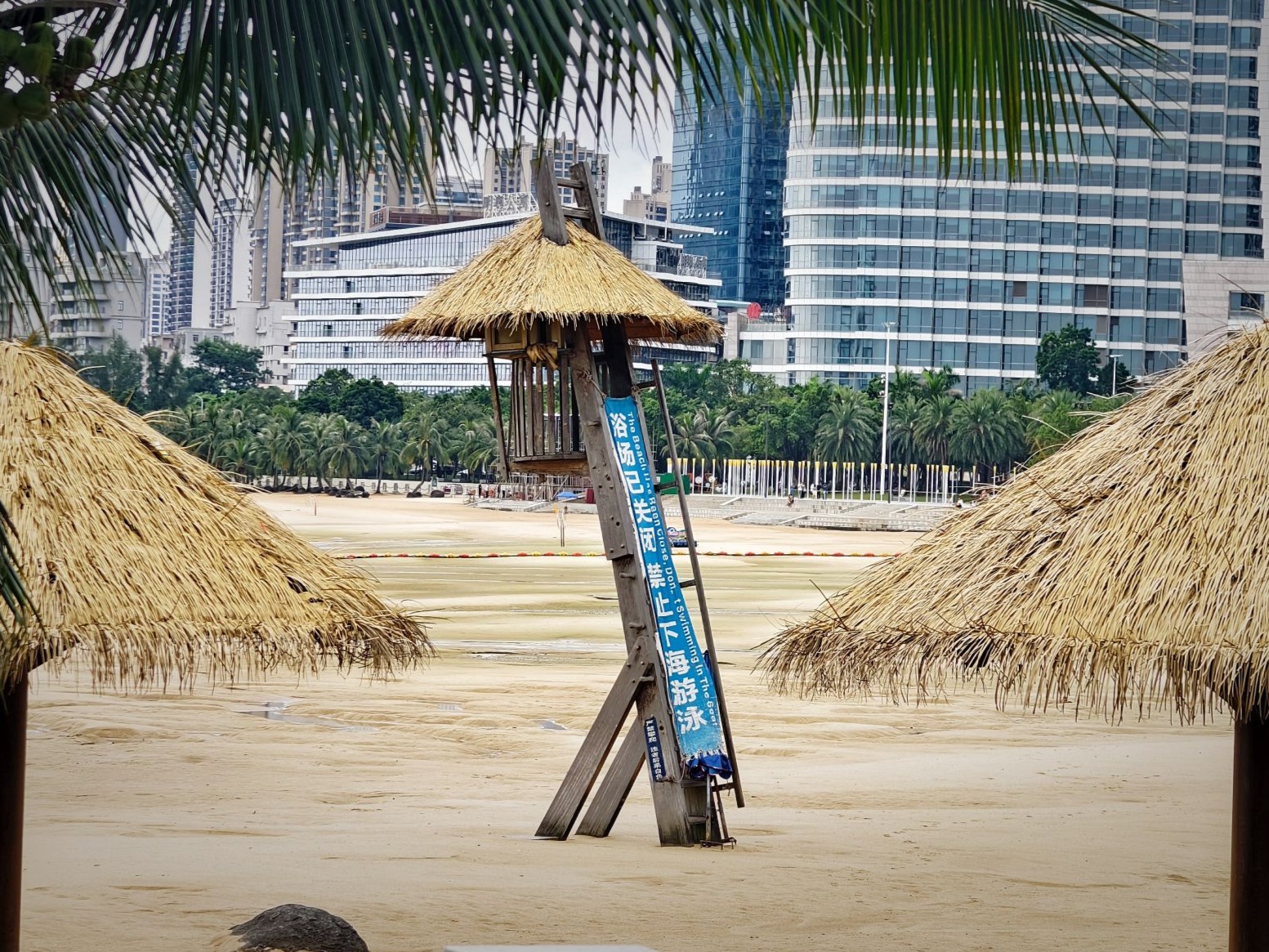 注意！台风“塔巴”逼近，湛江赤坎金沙湾海滨浴场紧急关闭