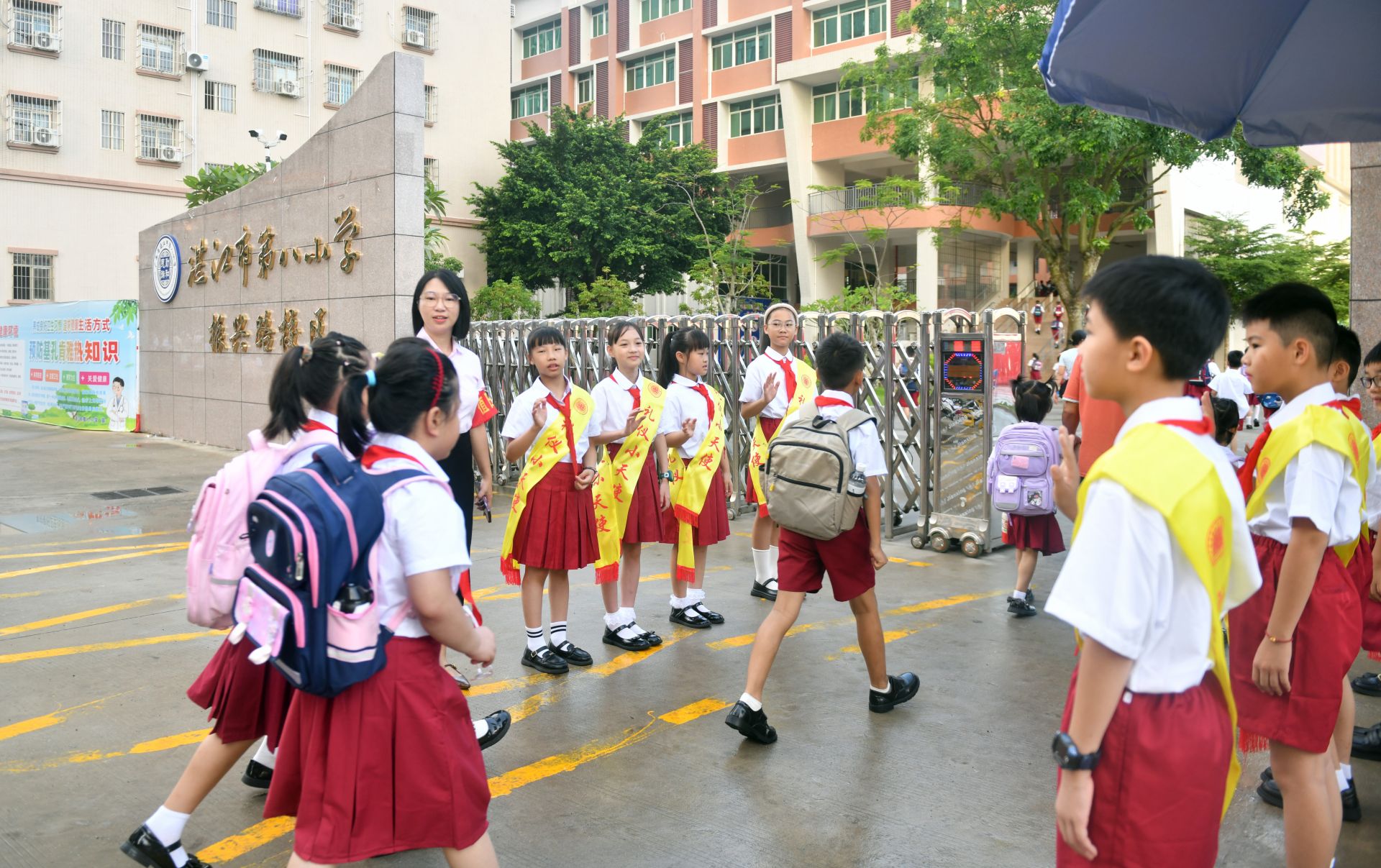 市八小振兴路校区迎首个开学日