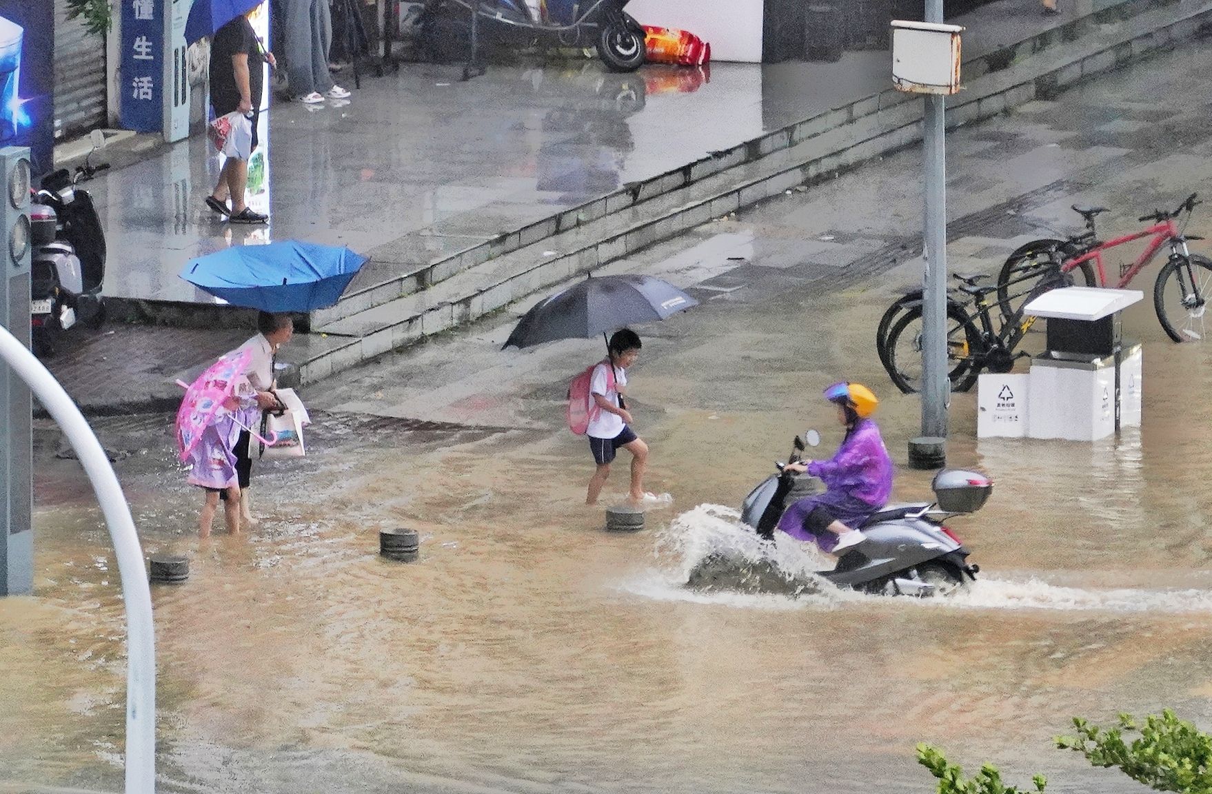 暴雨突袭
