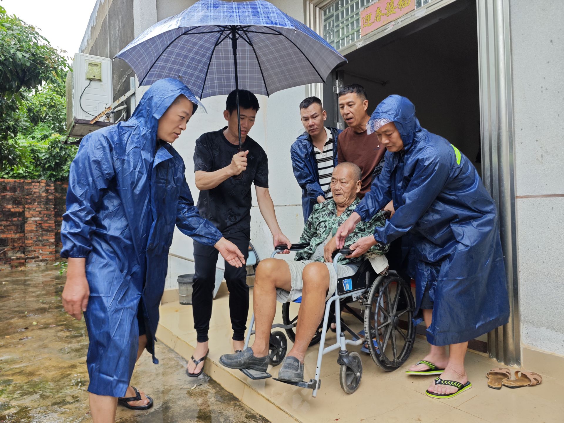 湛江经开区东简街道庵里村：台风前的“暖心拉锯战”