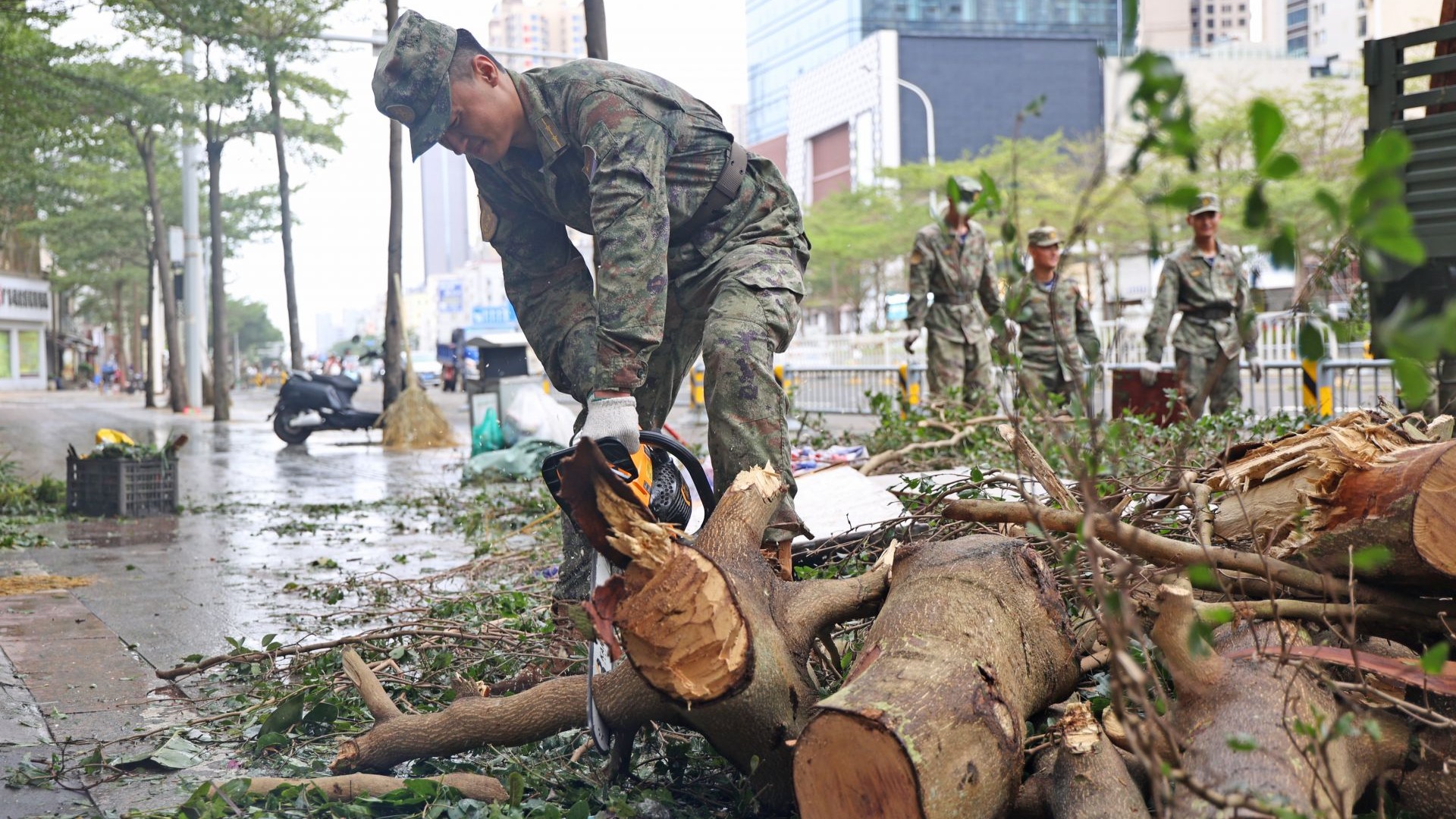 <span>“人民子弟兵来了！”南部战区海军某部紧急驰援抢修救灾</span>