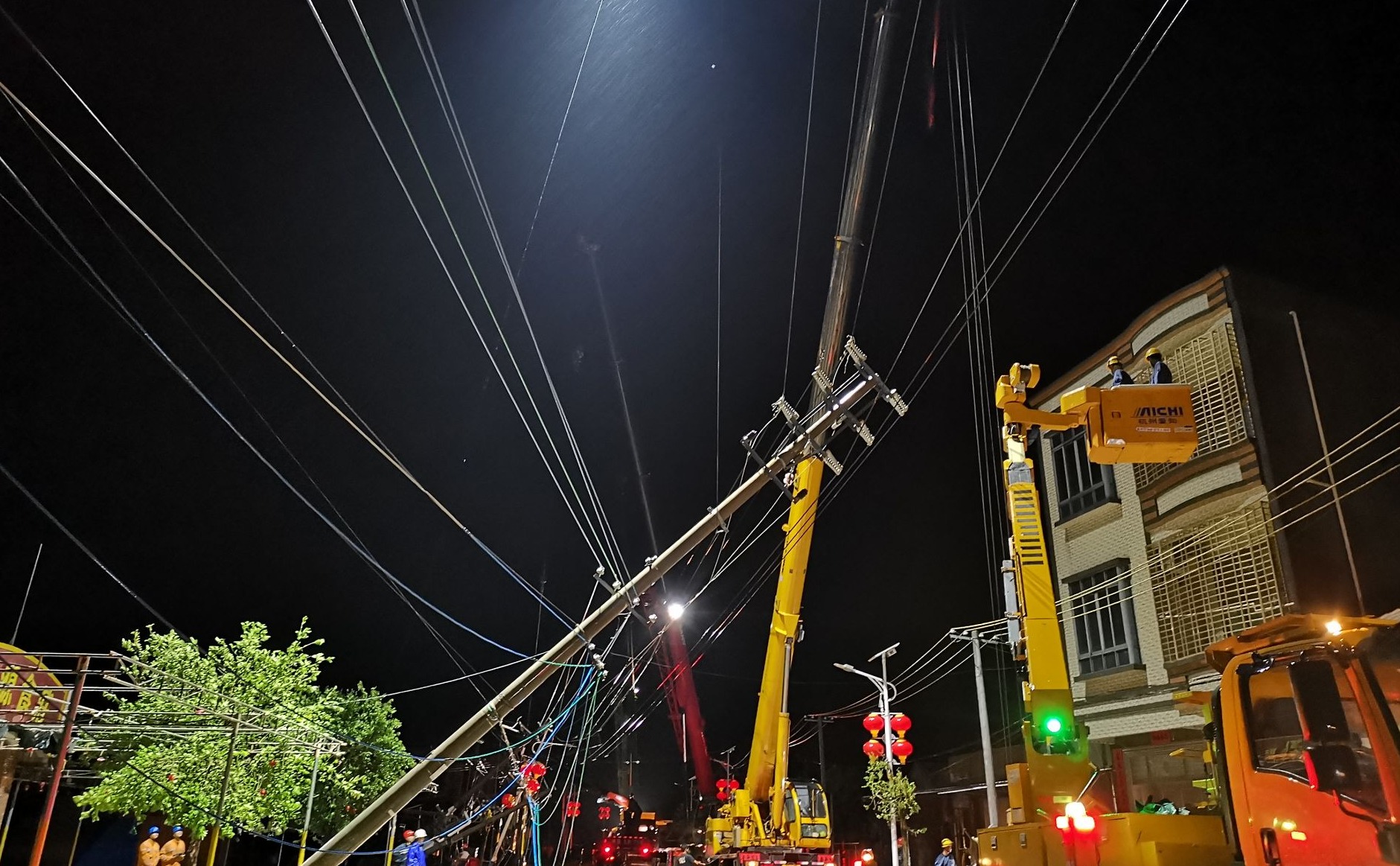 紧急抢修受损线路 保障群众尽早用电