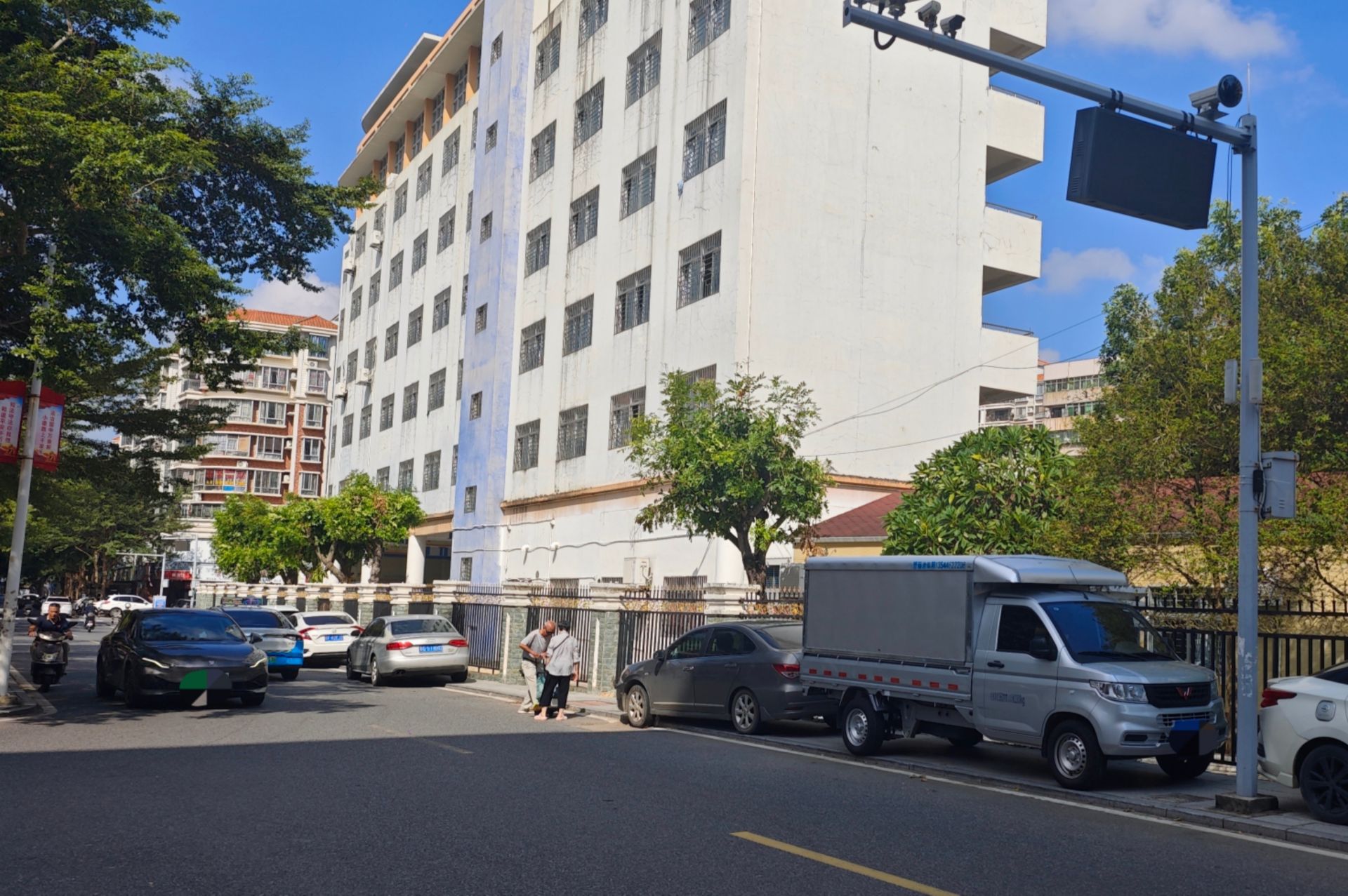 校外狹窄人行道變“停車位”，師生市民被迫與車爭道