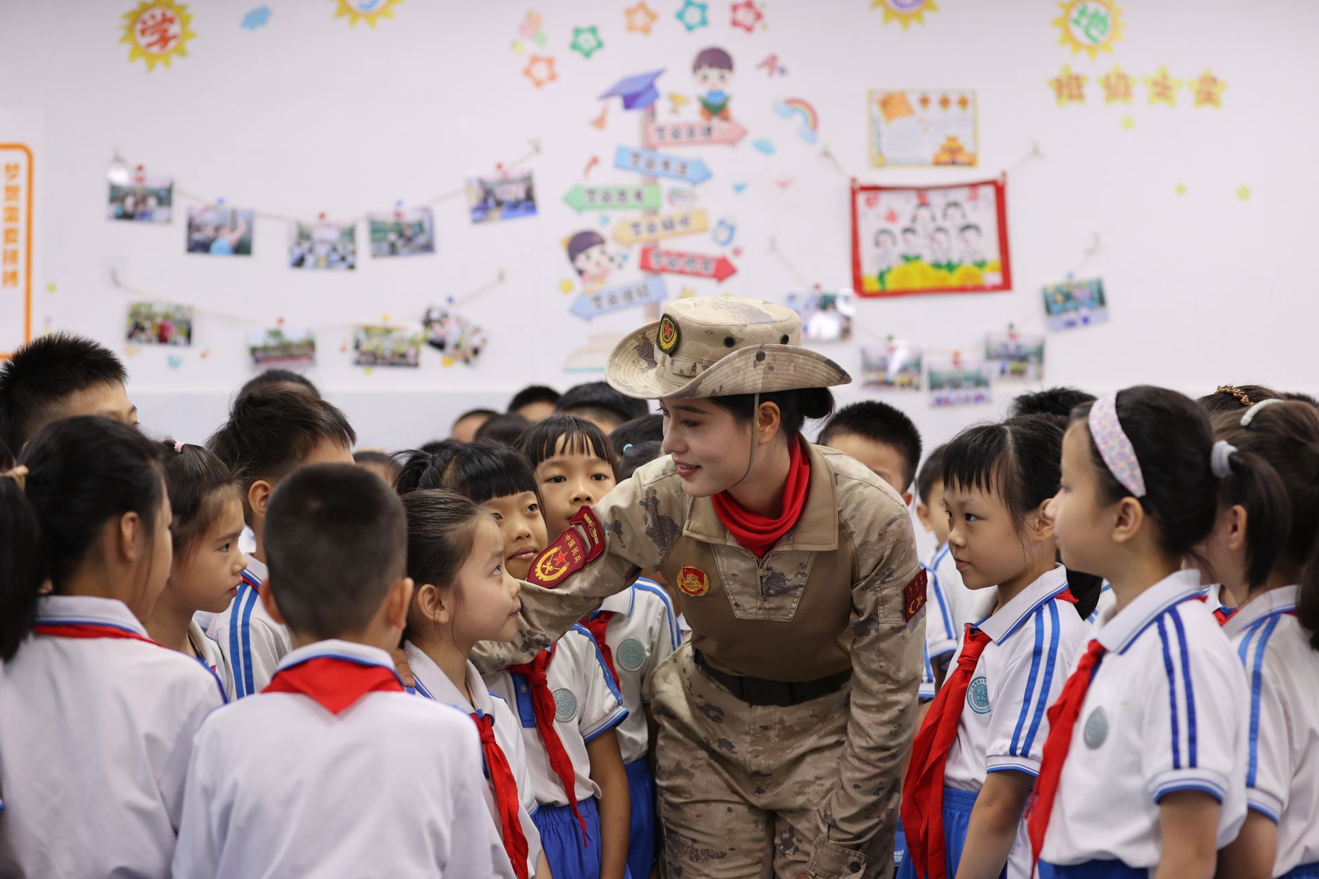 女民兵进校园上爱国教育课