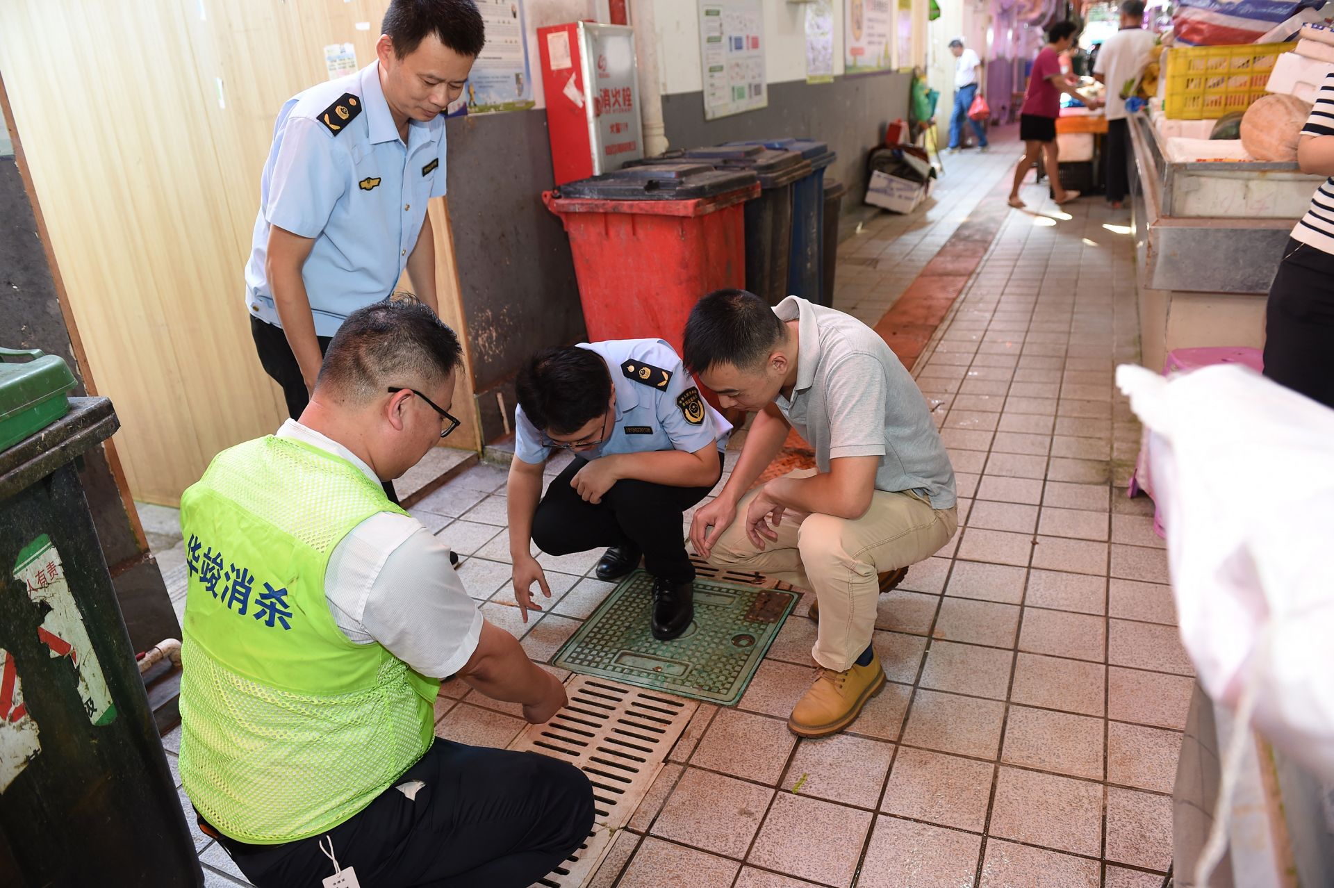 市、区两级市场监管部门携手企业深入农贸市场开展灾后环境消杀帮扶行动